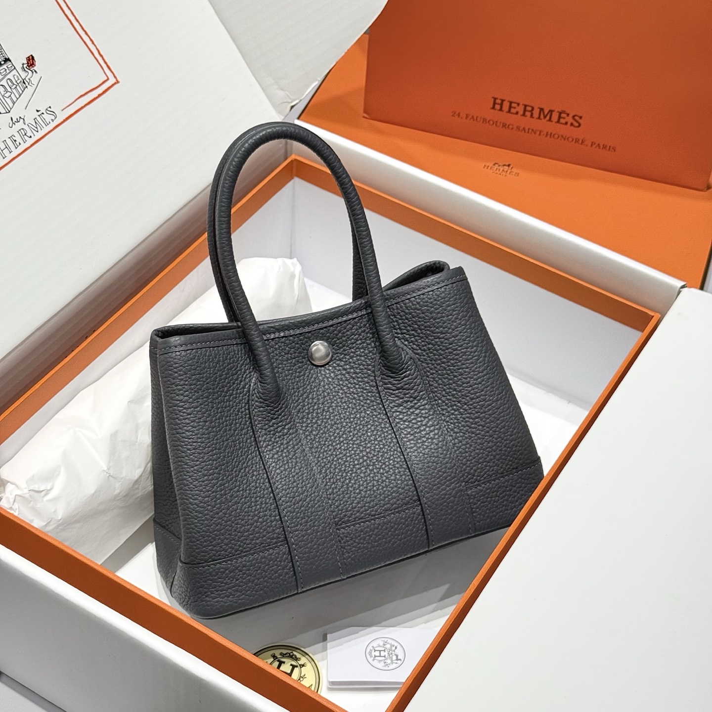 NO:700580,'Graphite Gray' mini garden all-leather series. Handmade. The leather surface has a vertical grain texture with a strong concave and convex feel. The overall style is structural, the texture is round and three-dimensional, and the visual recognition is high. The combination of simple garden and top-grade cowhide is really cost-effective. Size 23cm 14140010, Hermes, hermes, cowhide, Hermes,19860909「石墨灰」 迷你花园全皮系列. .手工制作. 对版皮 表面为凹凸感强烈的竖向颗粒纹理,整体风格偏结构型,纹理圆润立体,视觉辨识度高. 简洁花园跟顶级牛皮的相结合性价比真没谁了~ 尺寸23cm 14140010,爱马仕,hermes,cowhide,Hermes,,Bag