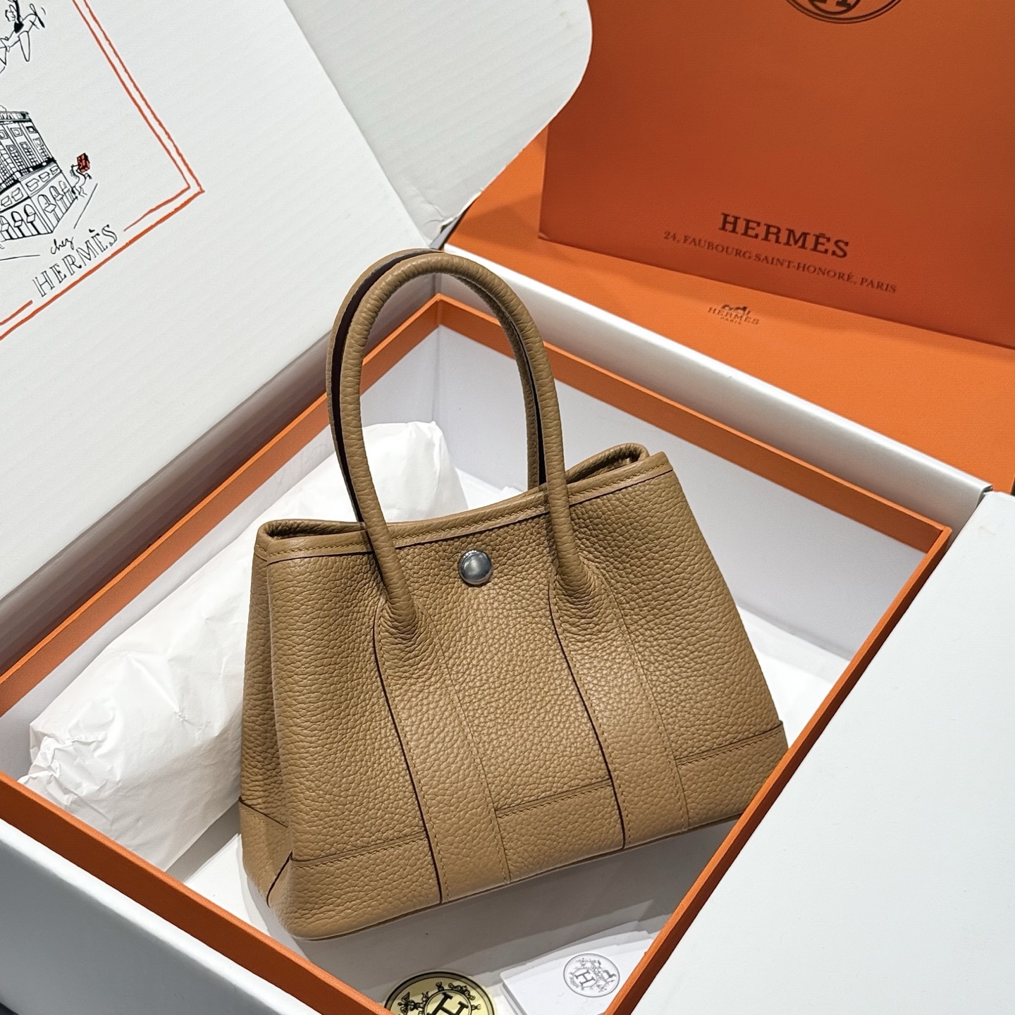 NO:700565,'Milk Tea Color' Mini Garden Full Leather Series. .Handmade. The surface of the countertop leather has a strong vertical grain texture with a strong concave and convex feel. The overall style is structural, the texture is round and three-dimensional, and the visual recognition is high. The combination of simple garden and top-grade cowhide is really cost-effective. Size 23cm 14140010, Hermes, hermes, cowhide, Hermes,19860909「奶茶色」 迷你花园全皮系列. .手工制作. 对版皮 表面为凹凸感强烈的竖向颗粒纹理,整体风格偏结构型,纹理圆润立体,视觉辨识度高. 简洁花园跟顶级牛皮的相结合性价比真没谁了~ 尺寸23cm 14140010,爱马仕,hermes,cowhide,Hermes,,Bag