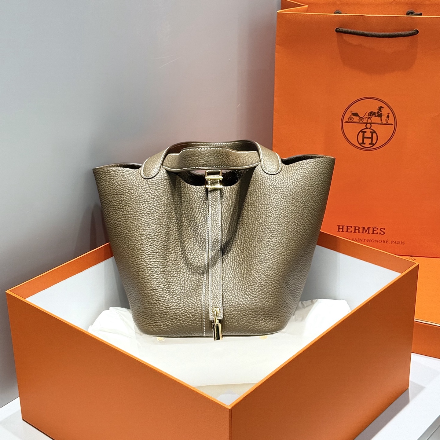 NO:879493,Elephant gray gold buckle top details as shown,Hermes,hermes,Hermes,19860909大象灰 金扣 顶级 细节如图,爱马仕,hermes,Hermes,,Bag
