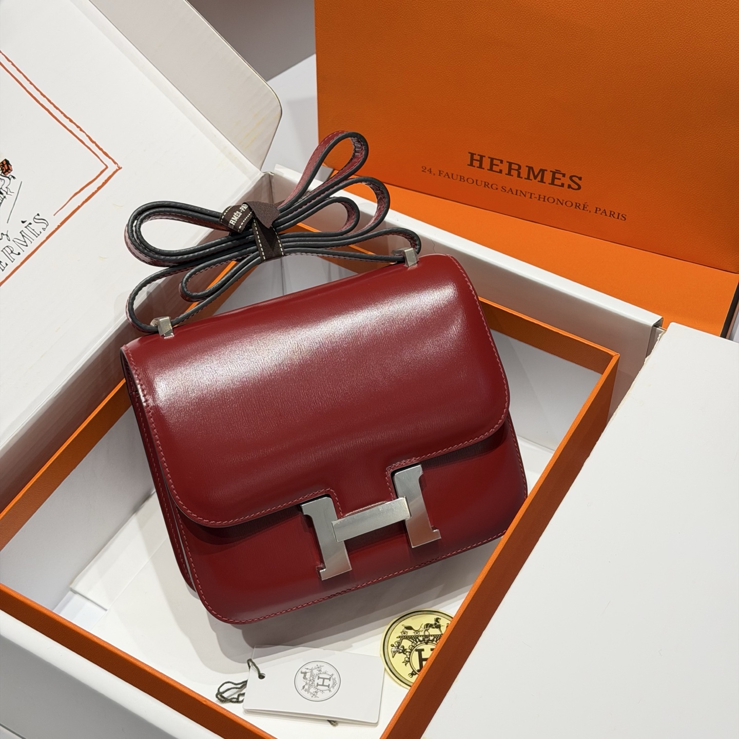 NO:699799,19 - Hermès red silver buckle This year’s red series is undoubtedly the most popular series. The luster of the leather is very attractive. Every process is the pursuit of perfection. Hand-sewing details 19cm, Hermes, hermes, Hermes,1986090919 - 爱马仕红银扣 今年红色系当之无愧最出圈的系列 皮的光泽感极具魅力 每一道工序都是对完美的追求 手工缝制细节图 19cm,爱马仕,hermes,Hermes,,Bag