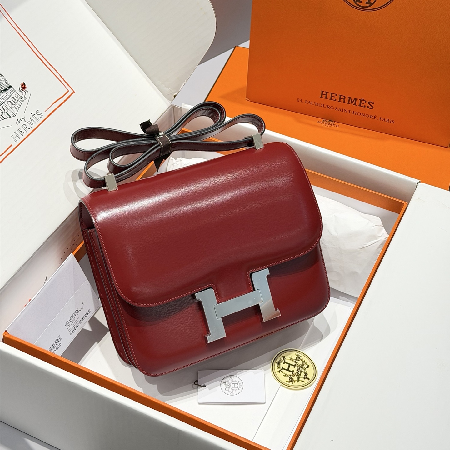 NO:699795,24 - Hermès red silver buckle This year’s red color series is undoubtedly the most popular series. The luster of the leather is very attractive. Every process is the pursuit of perfection. Hand-sewing details 24cm, Hermes, hermes, Hermes,1986090924 - 爱马仕红银扣 今年红色系当之无愧最出圈的系列 皮的光泽感极具魅力 每一道工序都是对完美的追求 手工缝制细节图 24cm,爱马仕,hermes,Hermes,,Bag