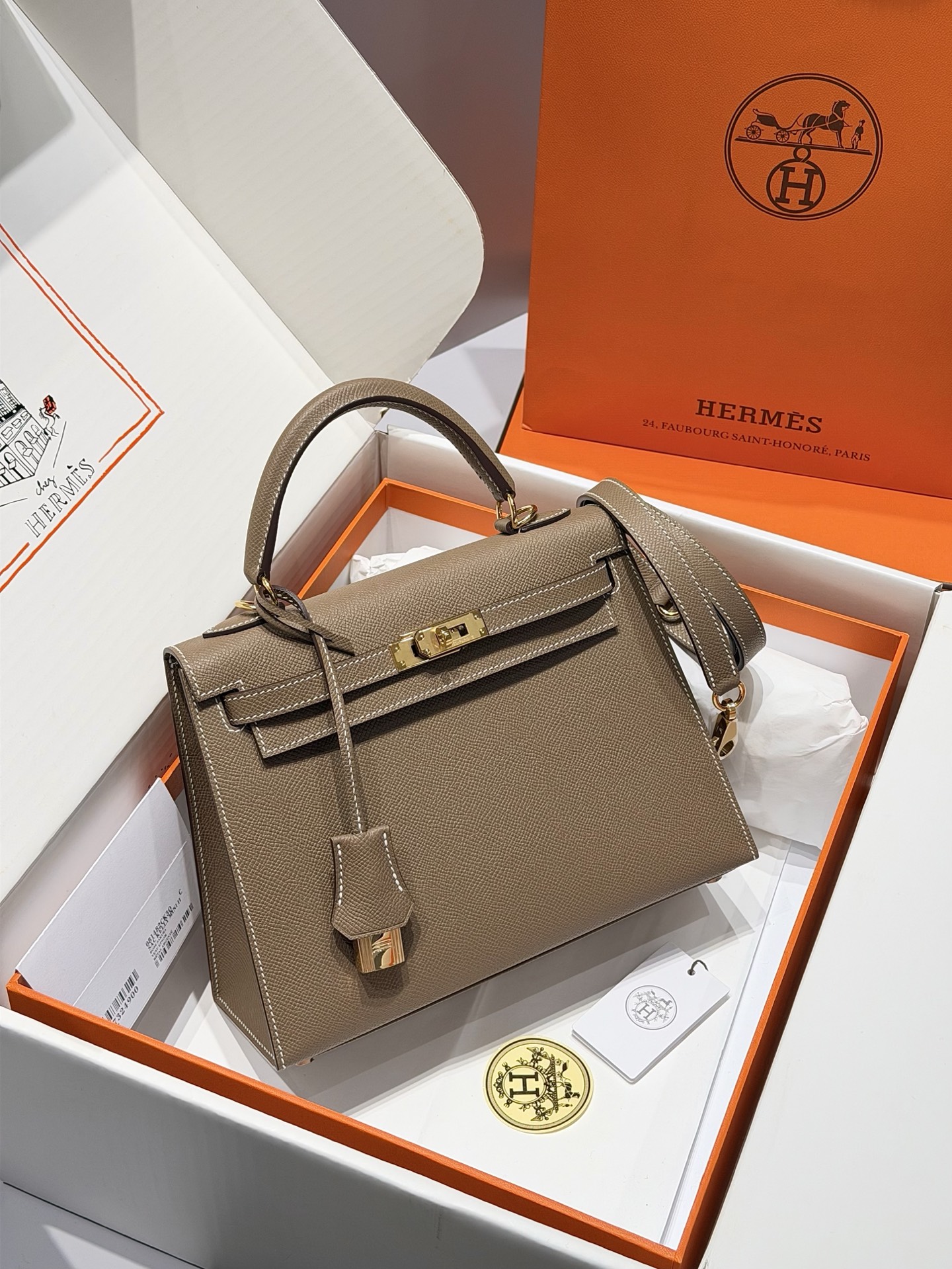 NO:811748,Elephant gray gold imported cowhide hand-stitched details display,Hermes,hermes,cowhide,Hermes,19860909大象灰 金  进口牛皮 手工缝制细节展示,爱马仕,hermes,cowhide,Hermes,,Bag