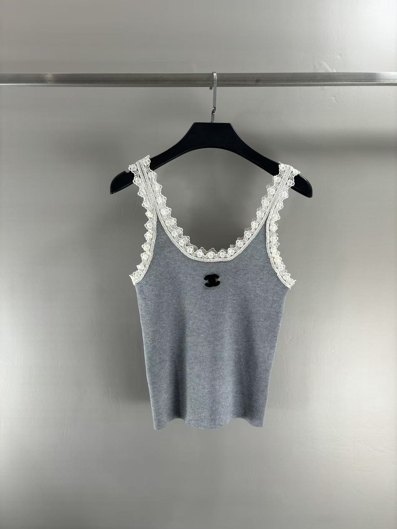 NO:311427,Chan*l 2025 new summer style lace suspender vest, lace design, lady essential SML, chanel, alexander wang19860909Chan*l 2025 夏季新款 花边吊带背心,蕾丝花边设计,淑女必备 码数SML,,chanel,alexander wang,Women's clothing