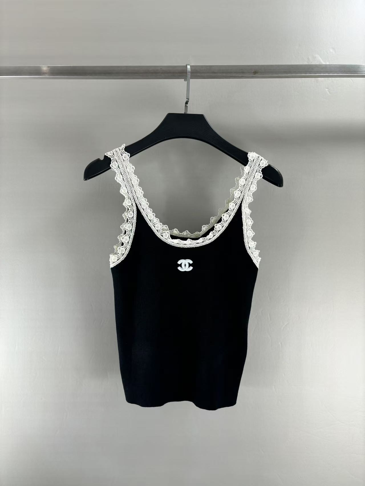 NO:311453,Chan*l new summer style lace suspender vest, lace design, lady essential SML, chanel, alexander wang19860909Chan*l  夏季新款 花边吊带背心,蕾丝花边设计,淑女必备 码数SML,,chanel,alexander wang,Women's clothing