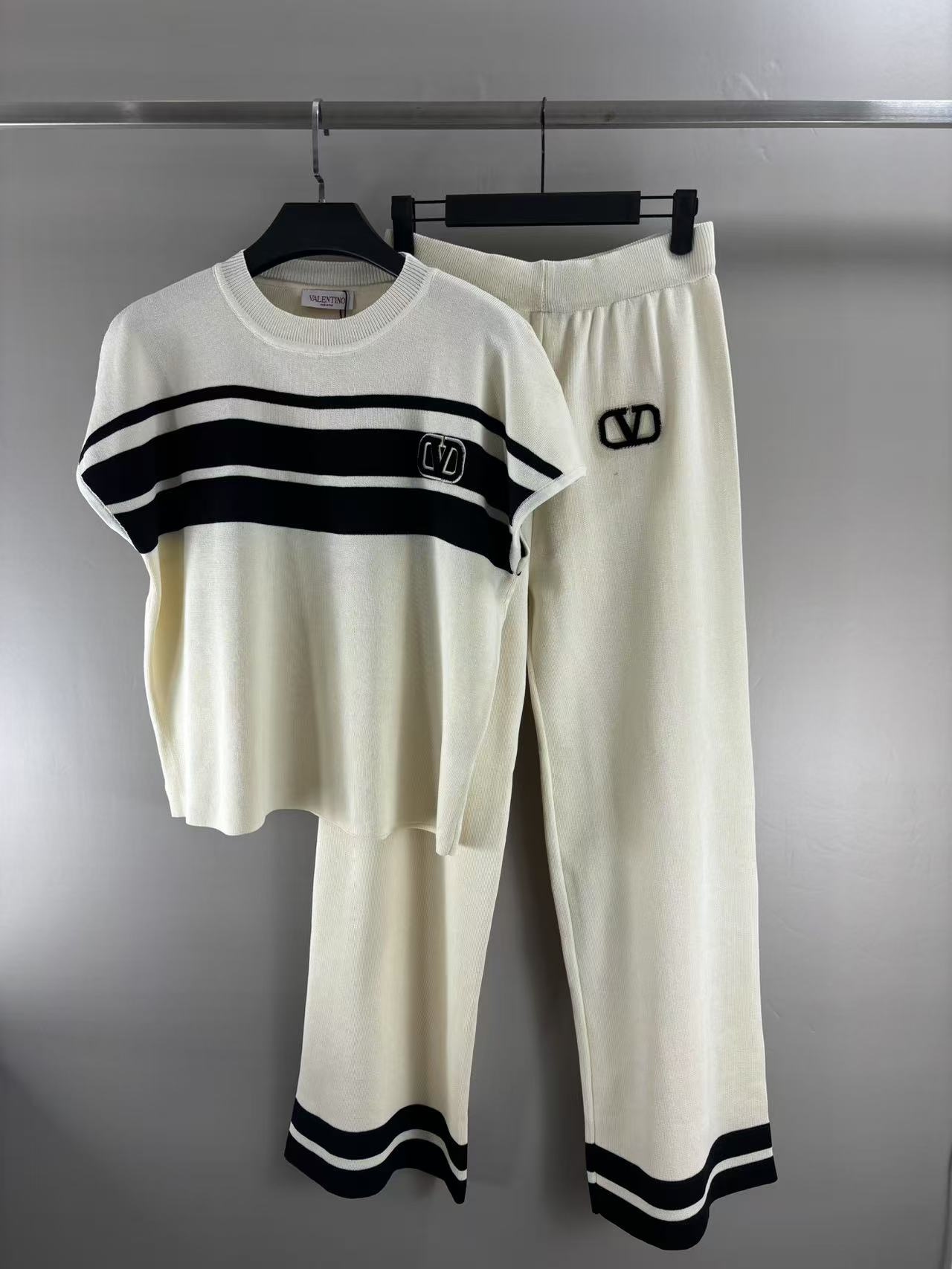 NO:311450,Valentino 2025 spring new style striped wide-leg pants, half-sleeved design loose style, super versatile two-piece set, color hidden blue, white SML P,,valentino,alexander wang19860909Valentino 2025 春款新款 条纹阔腿裤,半袖设计宽松版型,超级百搭的两件套 颜色藏蓝 白色 码数SML P,,valentino,alexander wang,Women's clothing