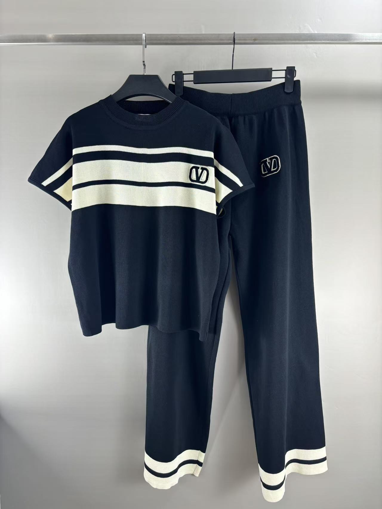 NO:311447,Valentino 2025 spring new style striped wide-leg pants, half-sleeved design loose style, super versatile two-piece set, color hidden blue, white SML, valentino, alexander wang19860909Valentino 2025 春款新款 条纹阔腿裤,半袖设计宽松版型,超级百搭的两件套 颜色藏蓝 白色 码数SML,,valentino,alexander wang,Women's clothing