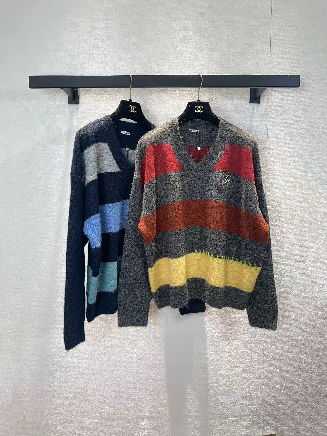 NO:686339,Loewe two-color v-neck long sleeve,,loewe,19860909罗意威两色v领长袖,,loewe,,Women's clothing