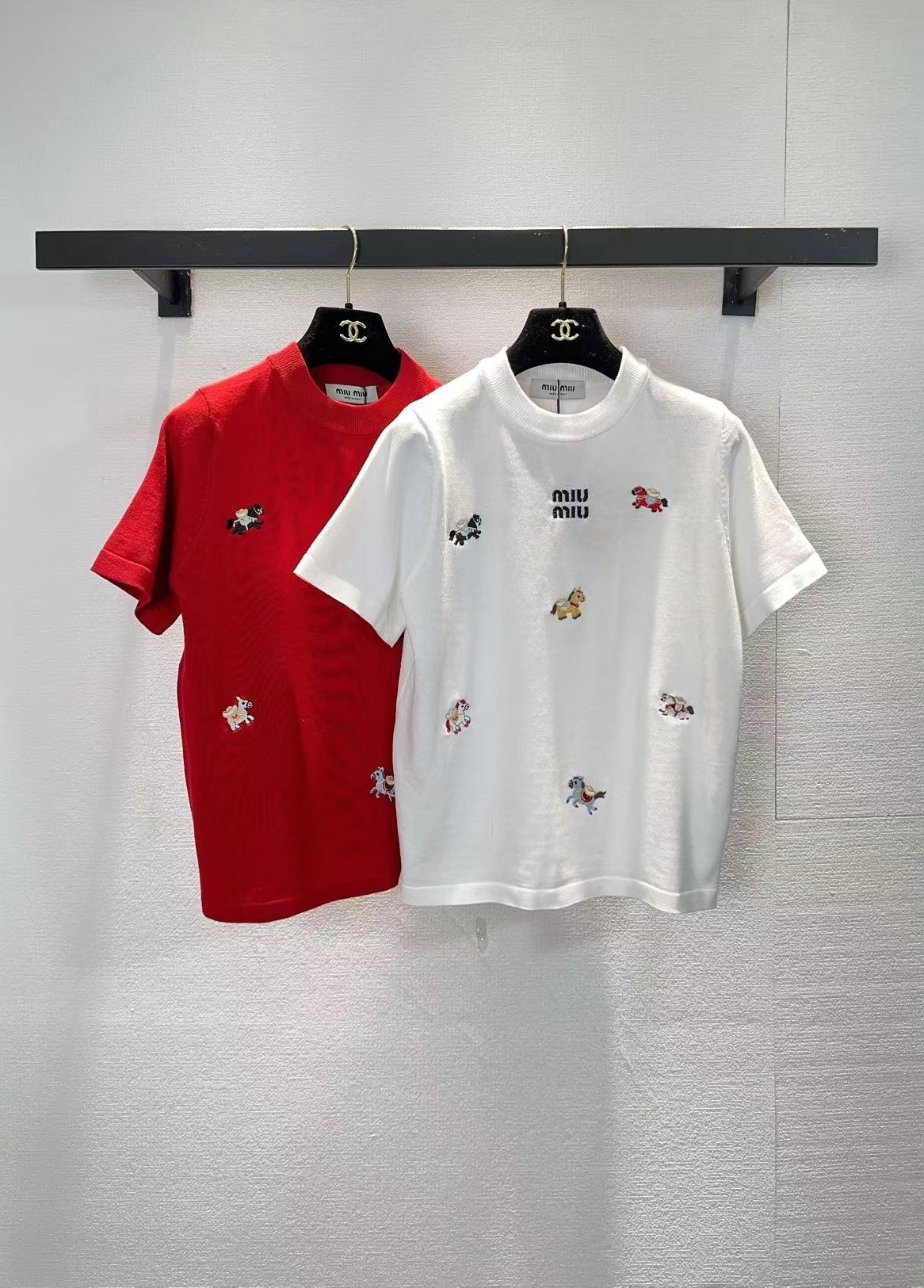 NO:712906,miumiu two-color pullover short-sleeved SML,,miumiu,T-shirt,19860909miumiu两色套头短袖SML,,miumiu,T-shirt,,Women's clothing