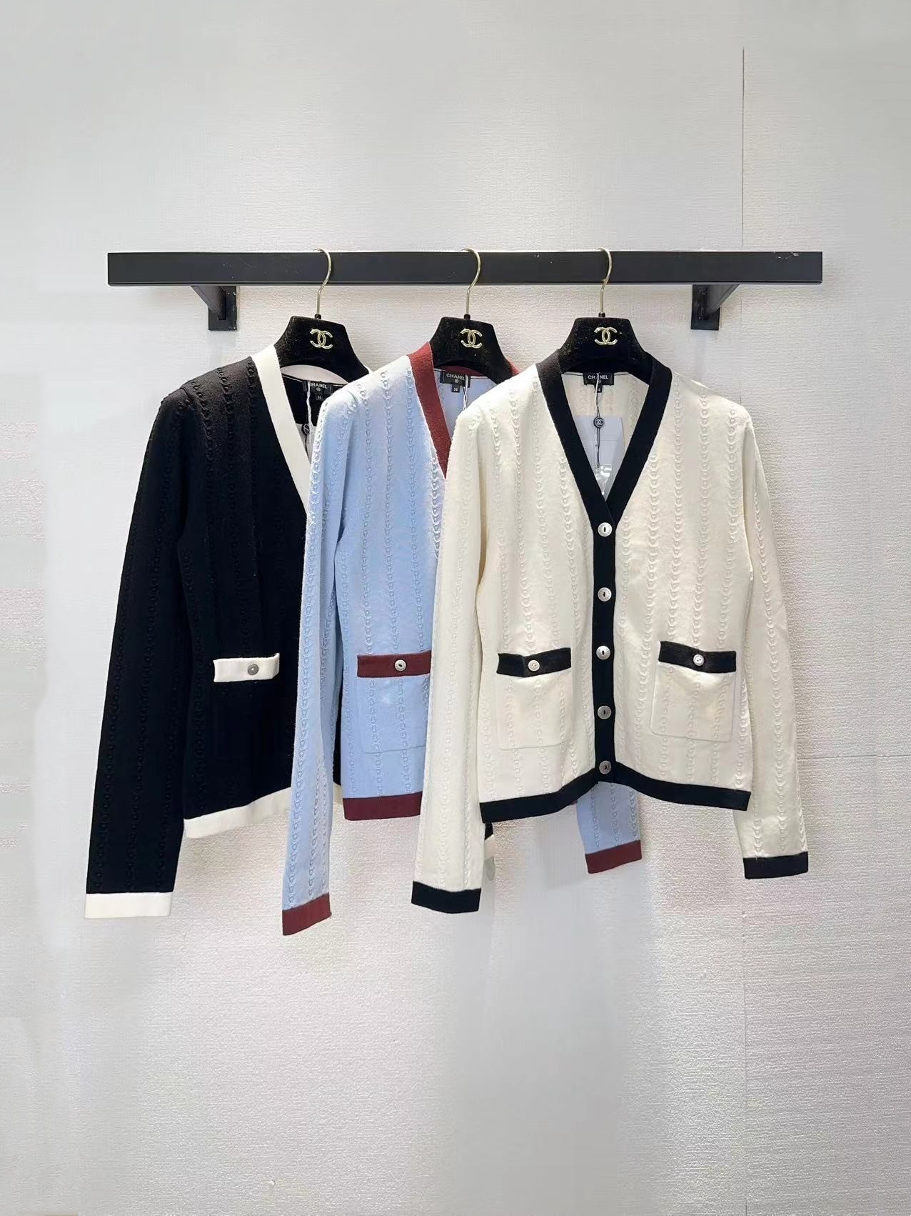 NO:738102,chanel Chanel three-color cardigan official website synchronization SML,,chanel,chanel,19860909chanel香奈儿三色开衫官网同步SML,,chanel,chanel,,Women's clothing
