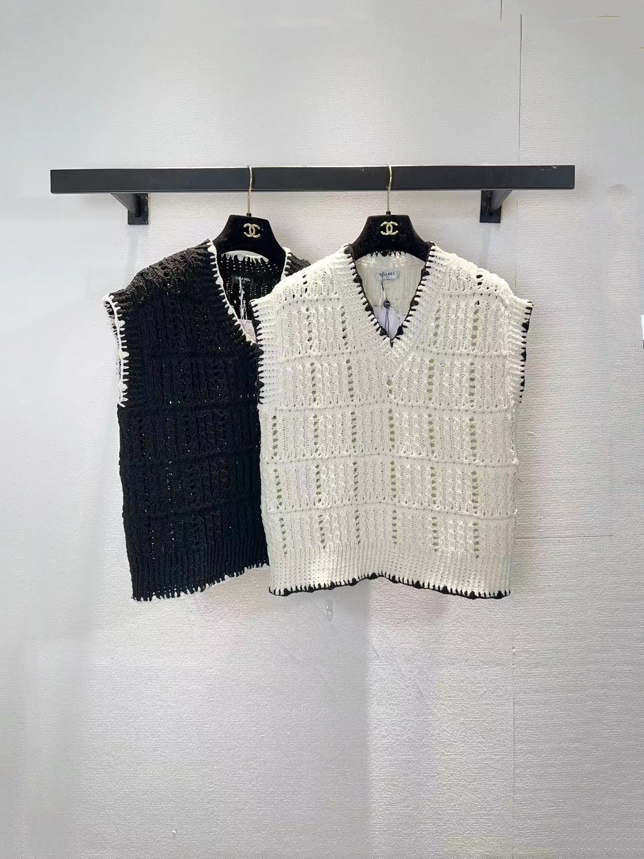 NO:738100,chanel Chanel two-color hollow vest official website synchronization SML,,chanel,chanel,19860909chanel香奈儿两色镂空背心官网同步SML,,chanel,chanel,,Women's clothing