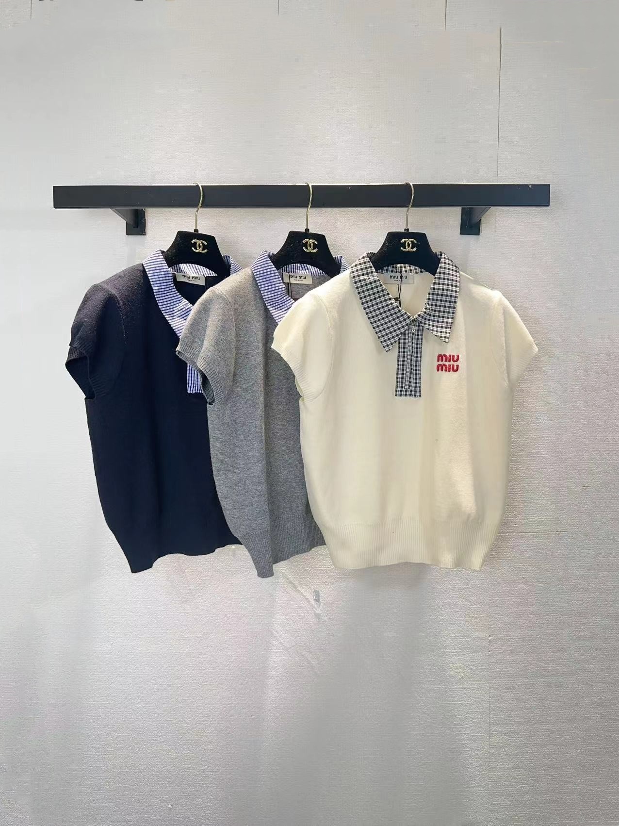 NO:750281,miumiu three-color lapel short-sleeved,,miumiu,T-shirt,19860909miumiu三色翻领短袖,,miumiu,T-shirt,,Women's clothing