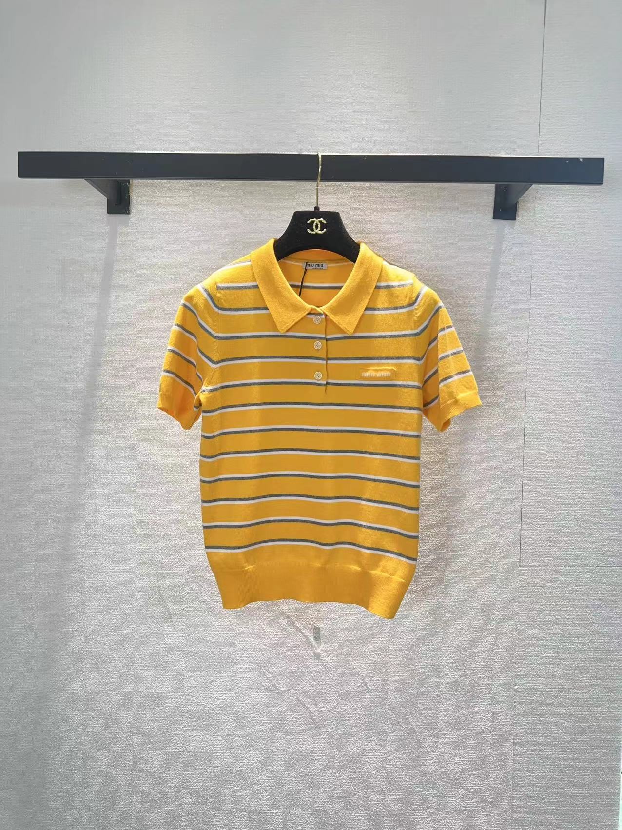 NO:750305,miumiu lapel striped short-sleeved SML official website sync,,miumiu,T-shirt,19860909miumiu翻领条纹短袖SML官网同步,,miumiu,T-shirt,,Women's clothing