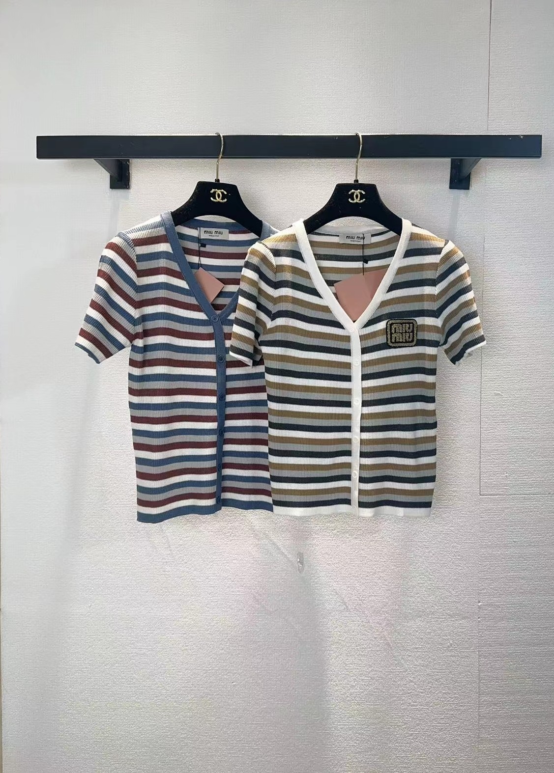 NO:751723,miumiu two-color v-neck short-sleeved cardigan SML,,miumiu,T-shirt,19860909miumiu两色v领短袖开衫SML,,miumiu,T-shirt,,Women's clothing