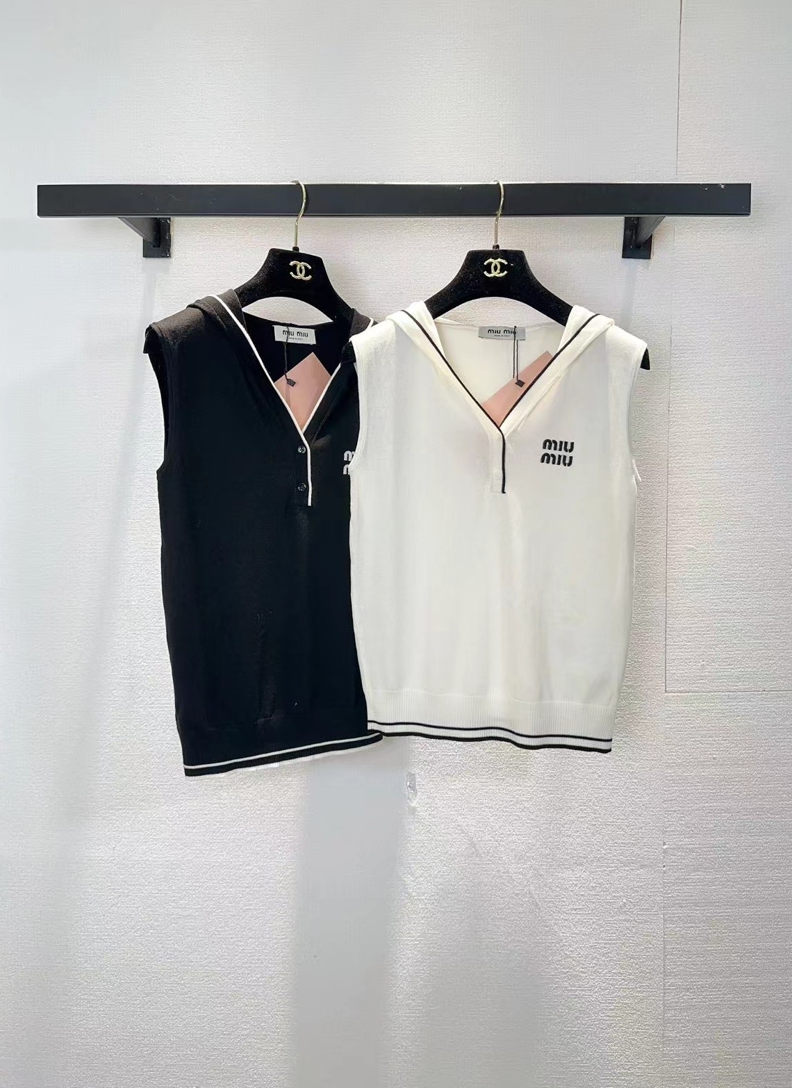 NO:752285,miumiu two-color hooded vest,,miumiu,hats,19860909miumiu两色连帽背心,,miumiu,hats,,Women's clothing