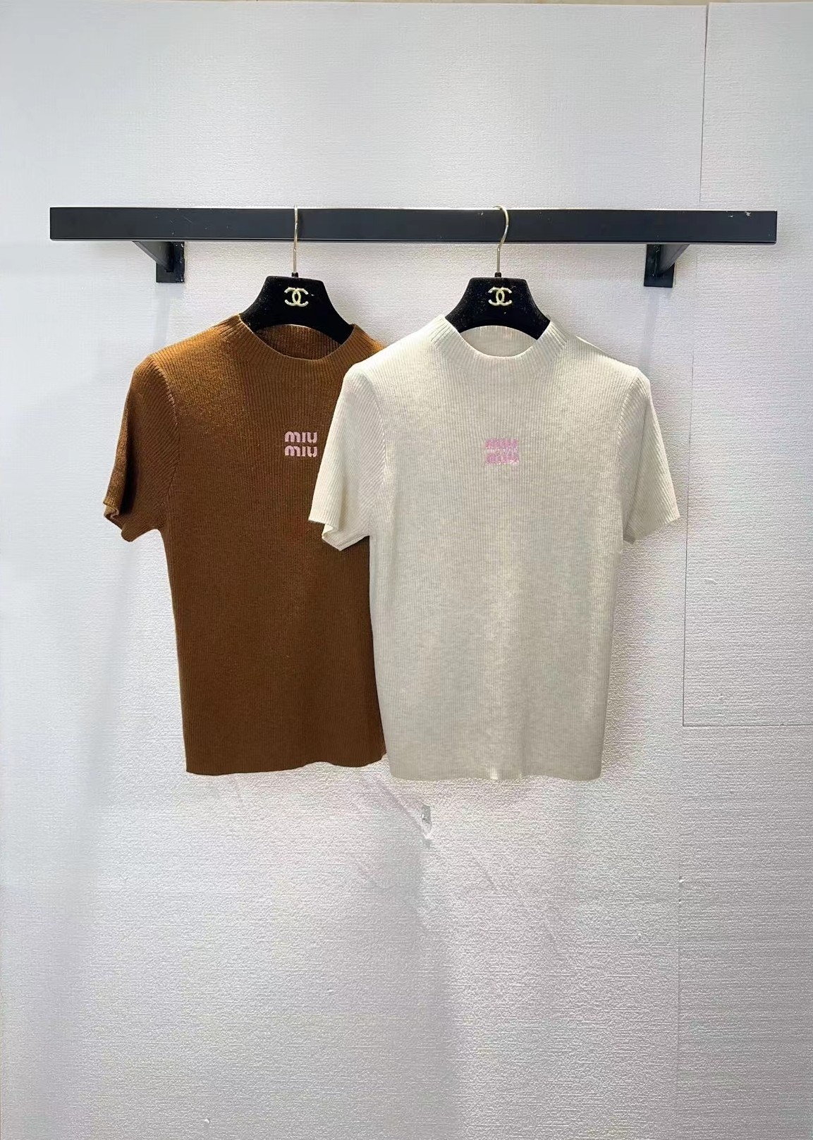 NO:753258,miumiu two-color short-sleeved SML,,miumiu,T-shirt,19860909miumiu两色短袖SML,,miumiu,T-shirt,,Women's clothing