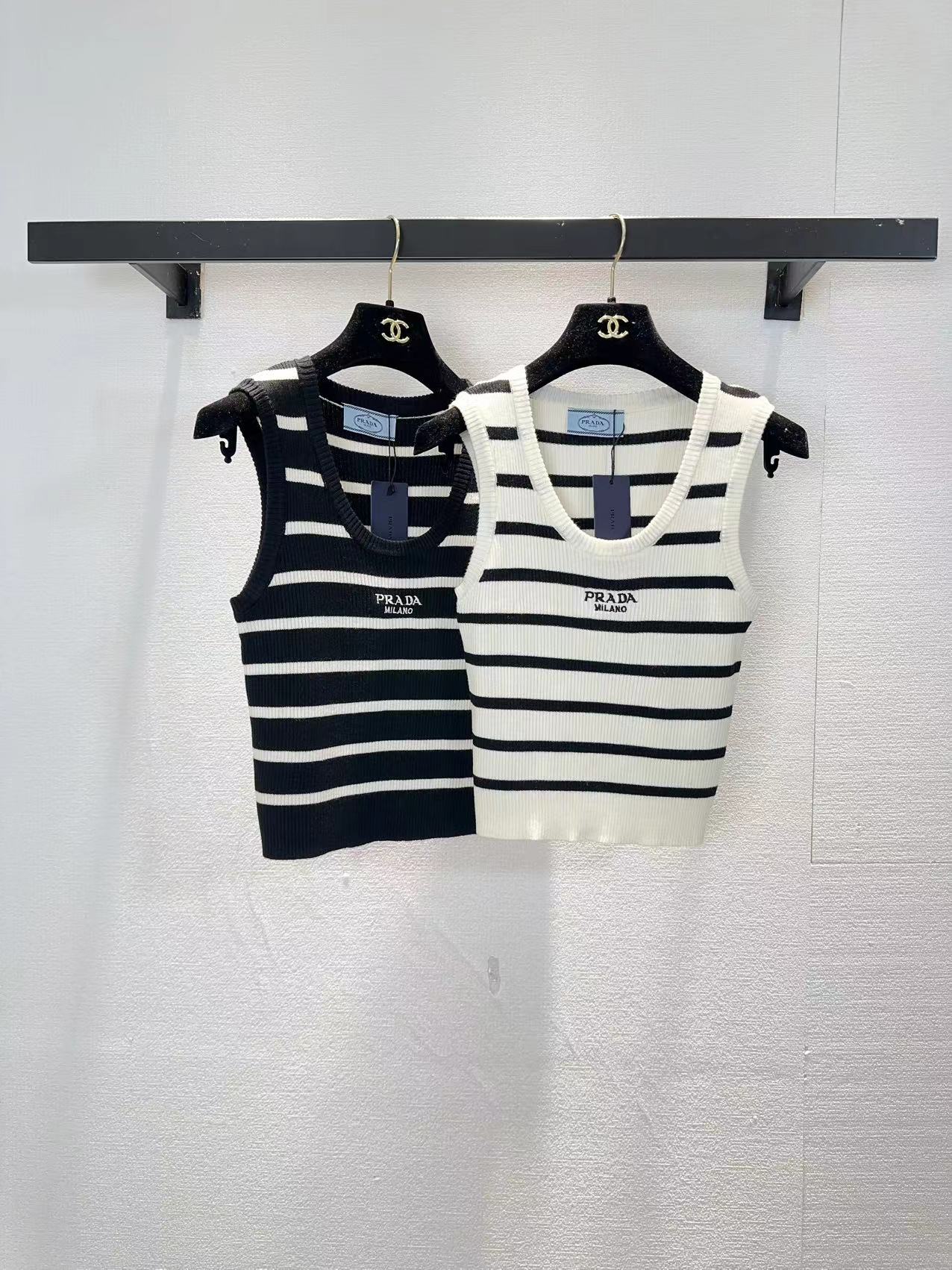 NO:762024,PradaPrada two-color striped vest,,prada,prada,19860909Prada普拉达两色条纹背心,,prada,prada,,Women's clothing