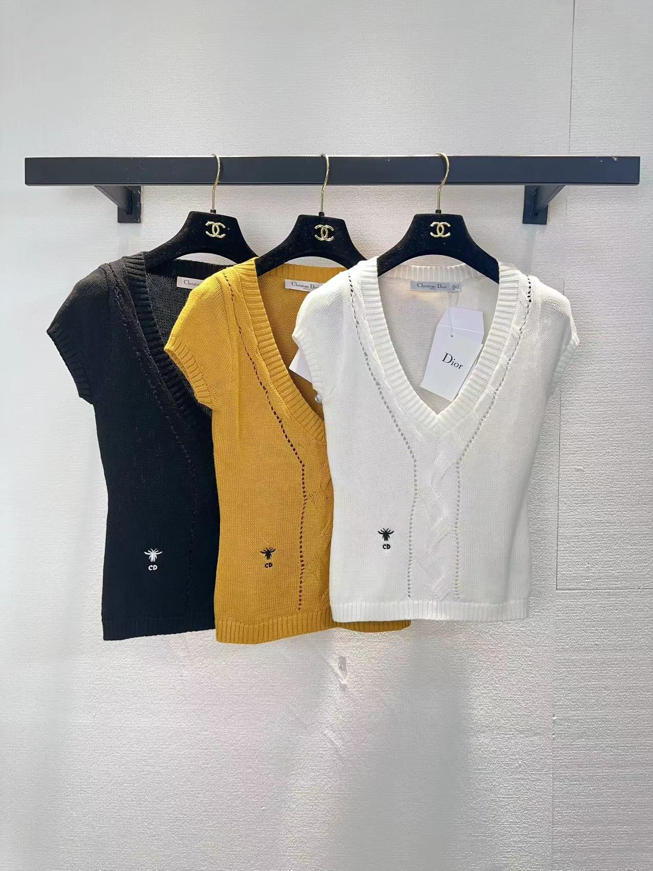 NO:761997,Dior Dior three-color v-neck short-sleeved SML,,dior,dior,T-shirt,19860909Dior迪奥三色v领短袖SML,,dior,dior,T-shirt,,Women's clothing