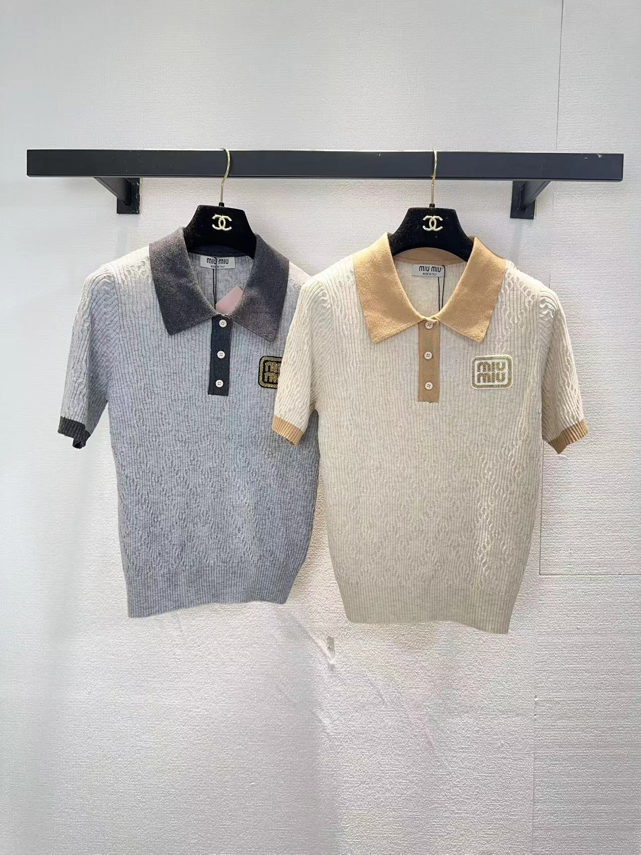 NO:761996,miumiu two-color lapel short-sleeved SML,,miumiu,T-shirt,19860909miumiu两色翻领短袖SML,,miumiu,T-shirt,,Women's clothing