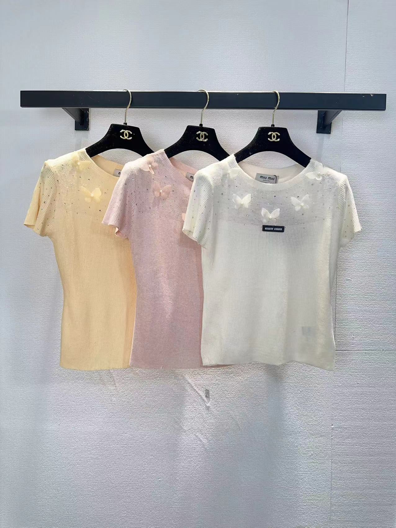 NO:761982,miumiu three-color pullover short-sleeved SML,,miumiu,T-shirt,19860909miumiu三色套头短袖SML,,miumiu,T-shirt,,Women's clothing