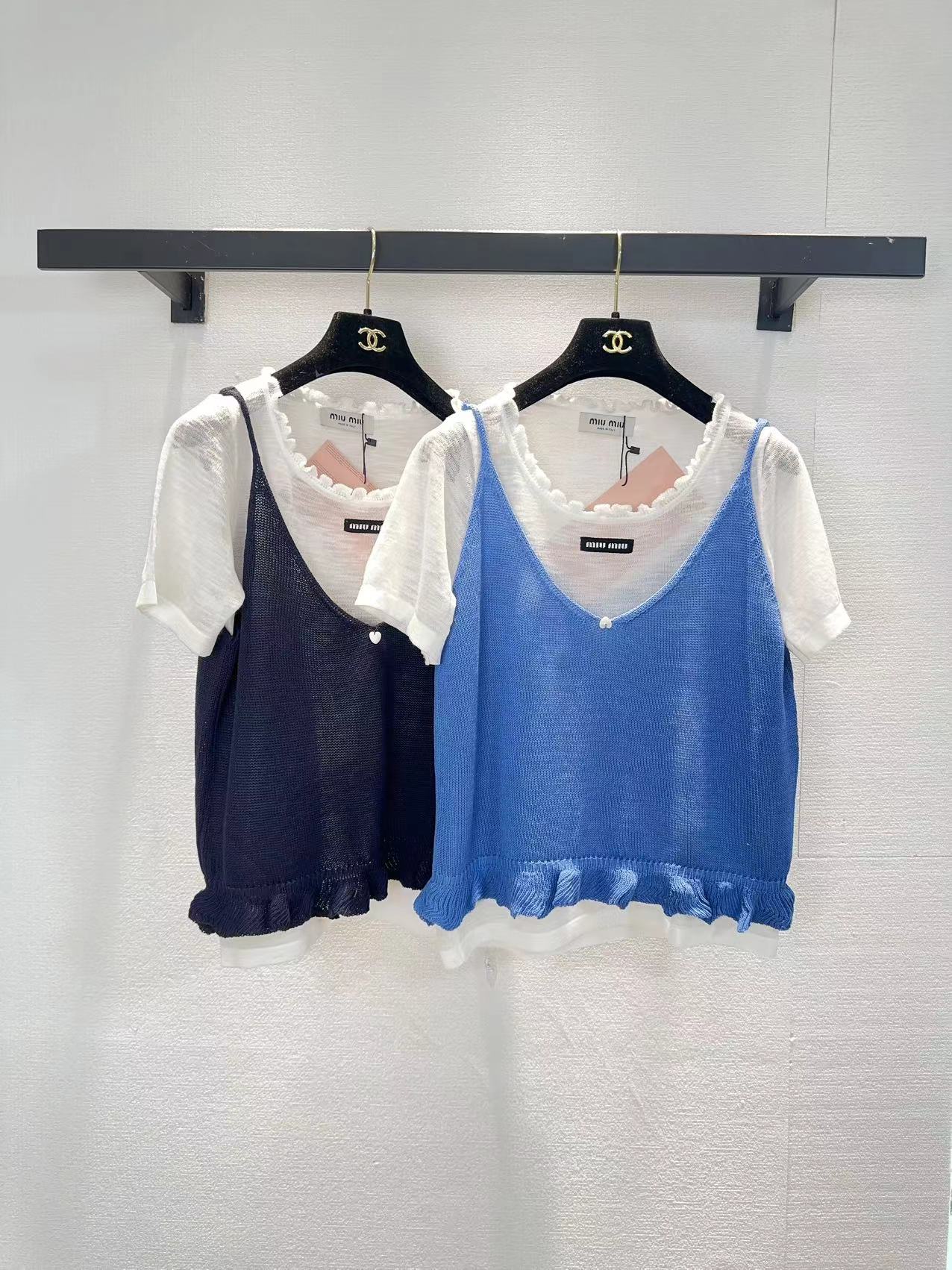 NO:761958,miumiu two-color fake two-piece short-sleeved SML,,miumiu,T-shirt,19860909miumiu两色假两件短袖SML,,miumiu,T-shirt,,Women's clothing