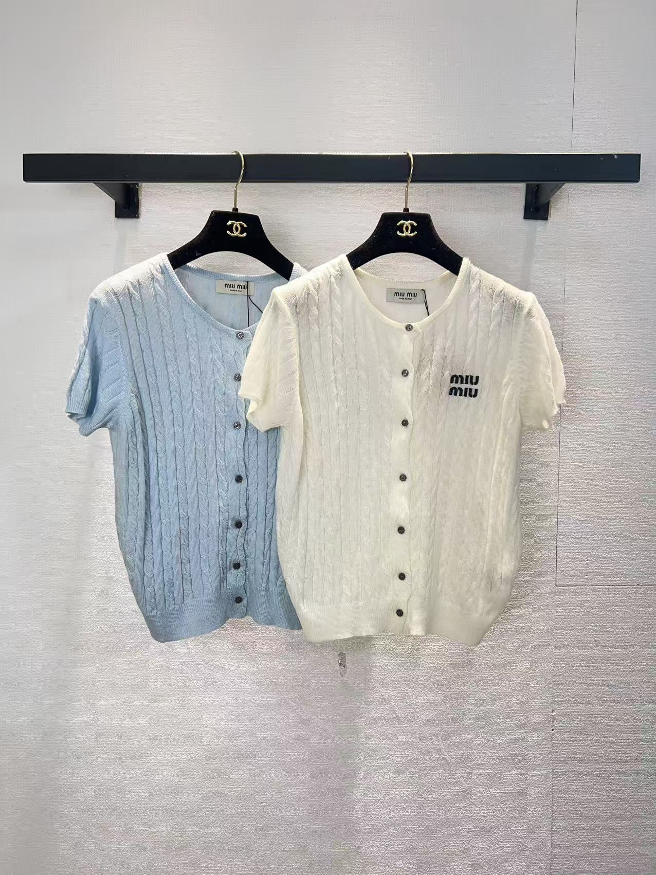 NO:762558,miumiu two-color short-sleeved cardigan SML,,miumiu,T-shirt,19860909miumiu两色短袖开衫SML,,miumiu,T-shirt,,Women's clothing