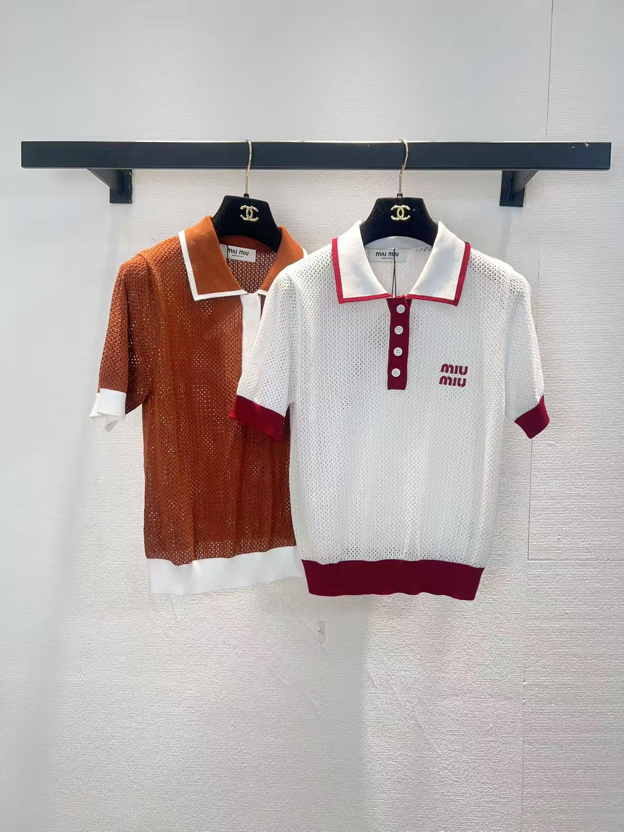 NO:797759,miumiu two-color lapel hollow short-sleeve,,miumiu,T-shirt,19860909miumiu两色翻领镂空短袖,,miumiu,T-shirt,,Women's clothing
