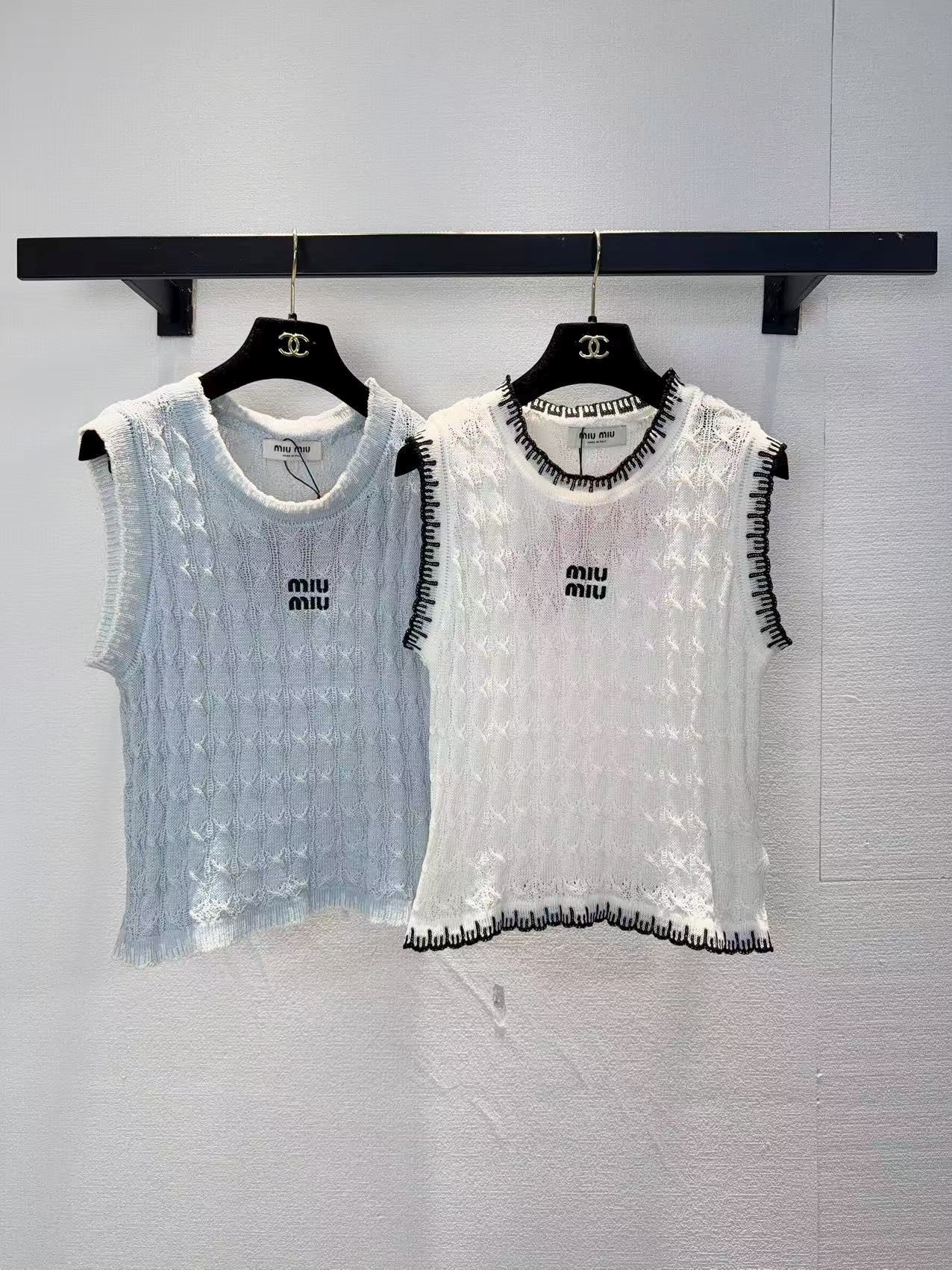 NO:797747,Miu Miu style hollow crochet sleeveless two-color knitted vest SML,,miumiu,19860909Miu Miu 风镂空钩花无袖针织两色背心SML,,miumiu,,Women's clothing