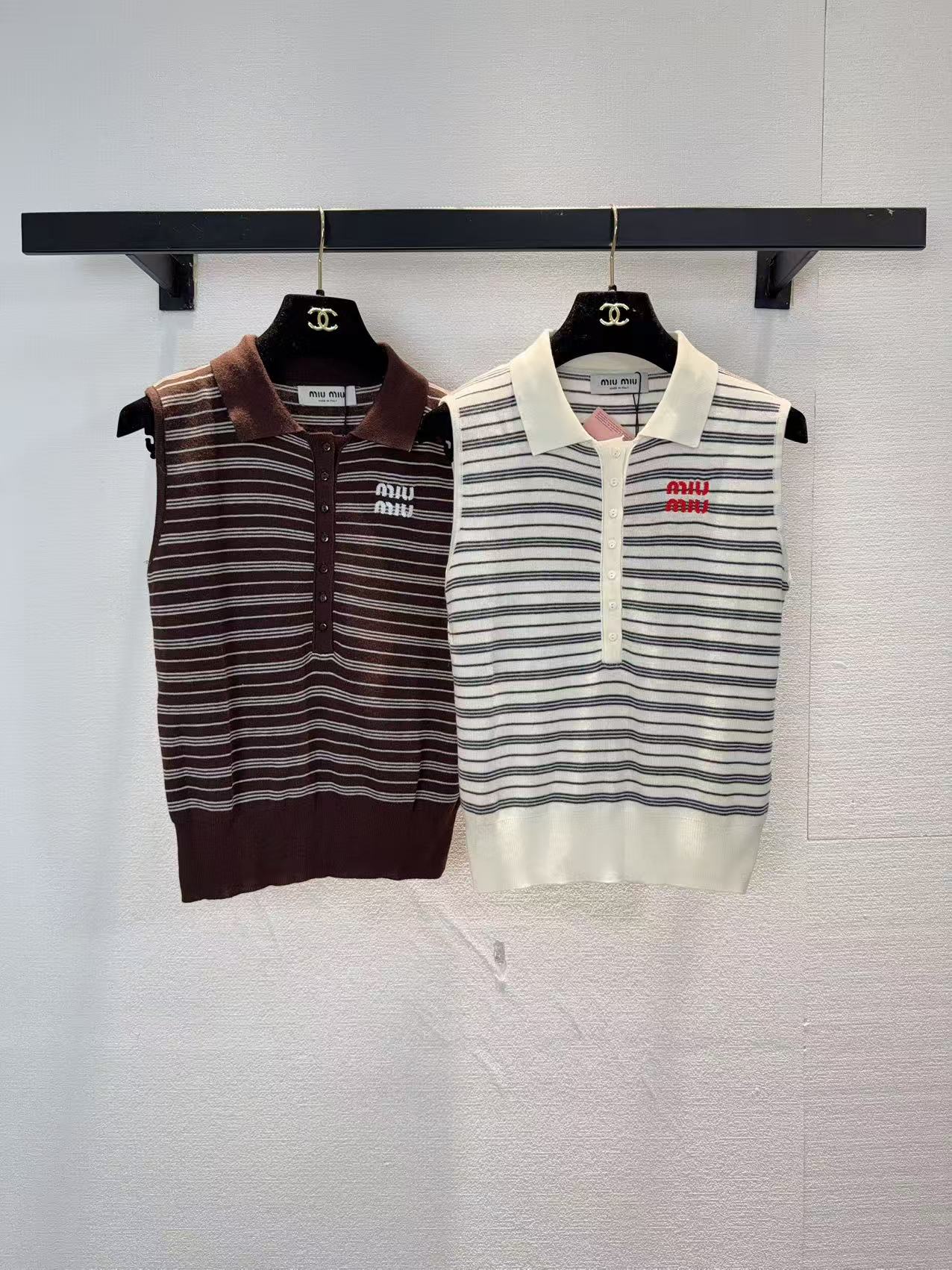 NO:797744,Miu Miu two-color striped Polo collar sleeveless knitted vest SML,,miumiu,19860909Miu Miu两色 条纹Polo领无袖针织背心SML,,miumiu,,Women's clothing