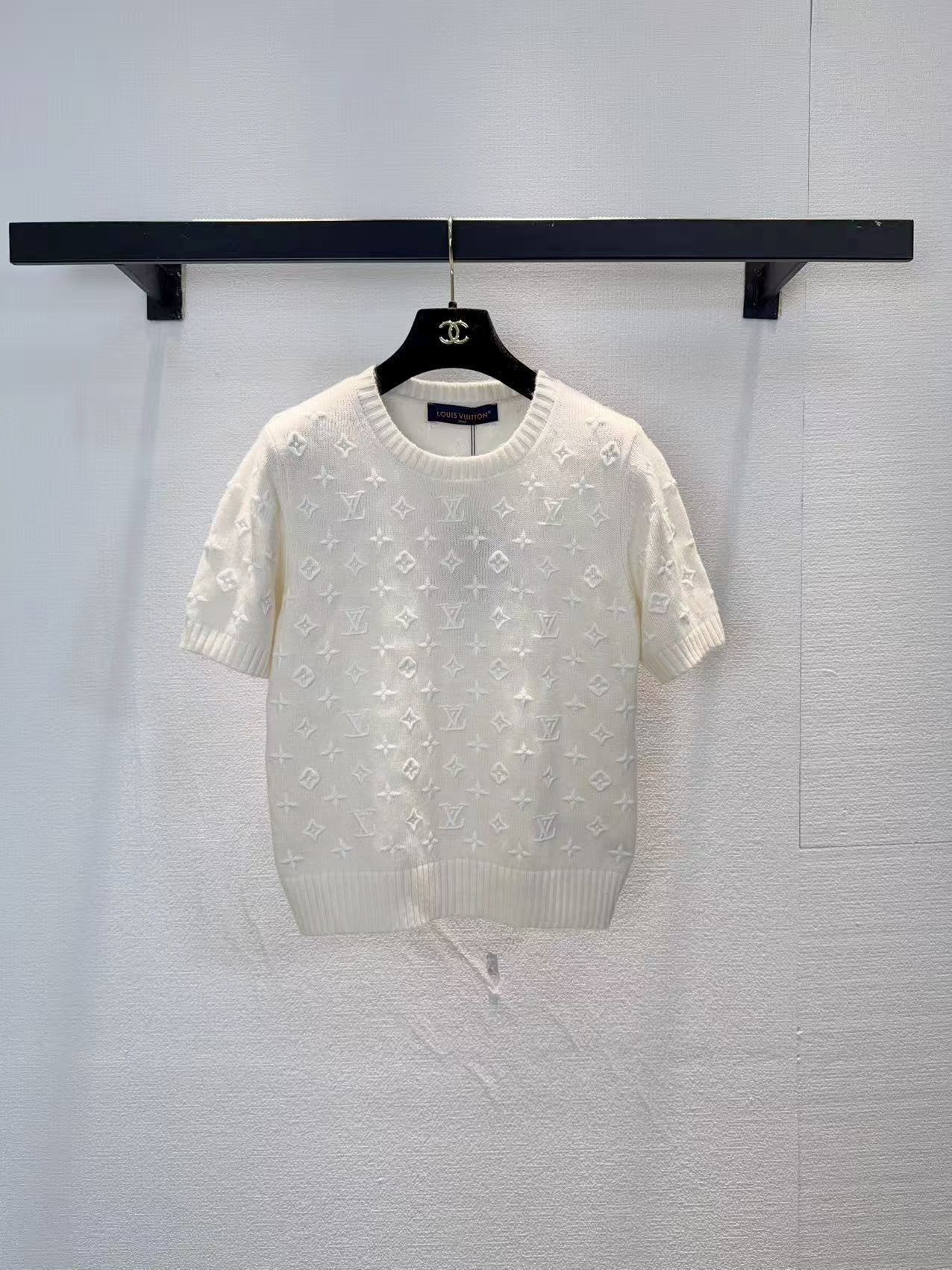 NO:797741,LV's new classic old flower all-over printed short-sleeved three-dimensional embroidery craft sweater SML official website synchronization, louis vuitton, T-shirt,19860909LV新款经典老花满印短袖立体刺绣工艺针织衫SML官网同步,,louis vuitton,T-shirt,,Women's clothing