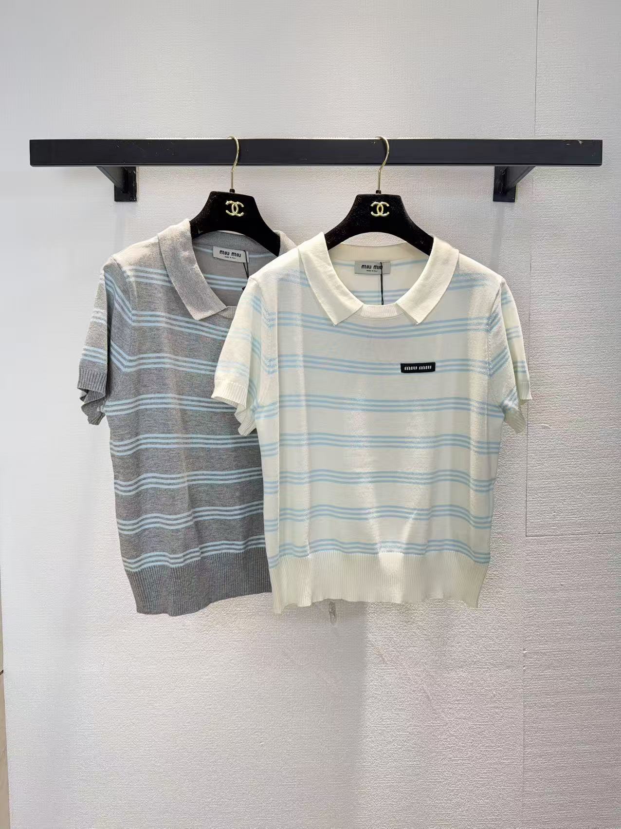 NO:798743,miumiu two-color lapel striped short-sleeved,,miumiu,T-shirt,19860909miumiu两色翻领条纹短袖,,miumiu,T-shirt,,Women's clothing