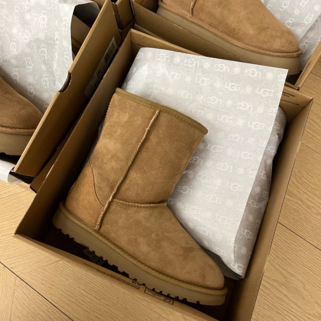 🔥𝐔𝐠𝐠 | 5825经典中筒Treadlite by UGG™轻翼大底，搭配经典的功能性木制纽扣鞋面：