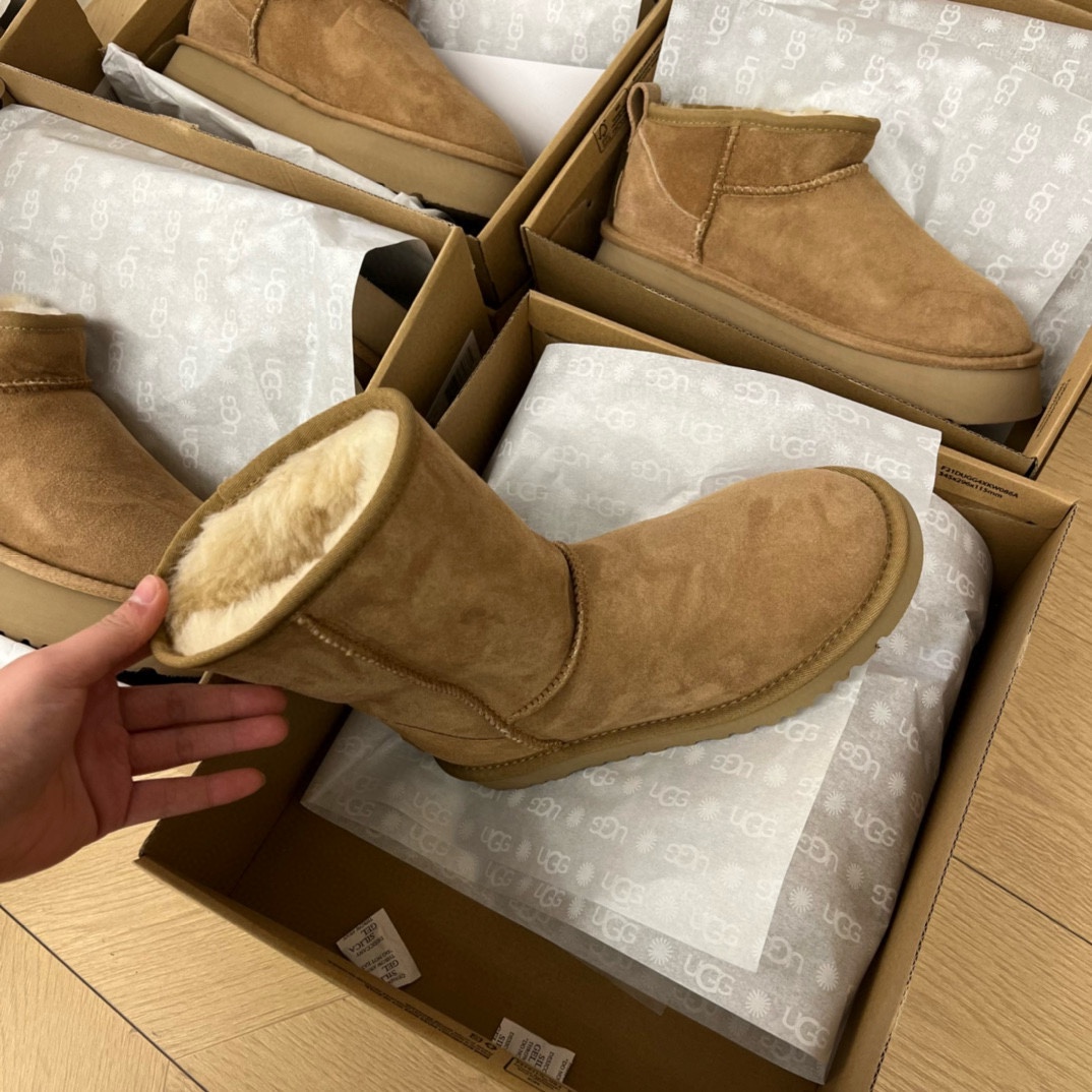 🔥𝐔𝐠𝐠 | 5825经典中筒Treadlite by UGG™轻翼大底，搭配经典的功能性木制纽扣鞋面：