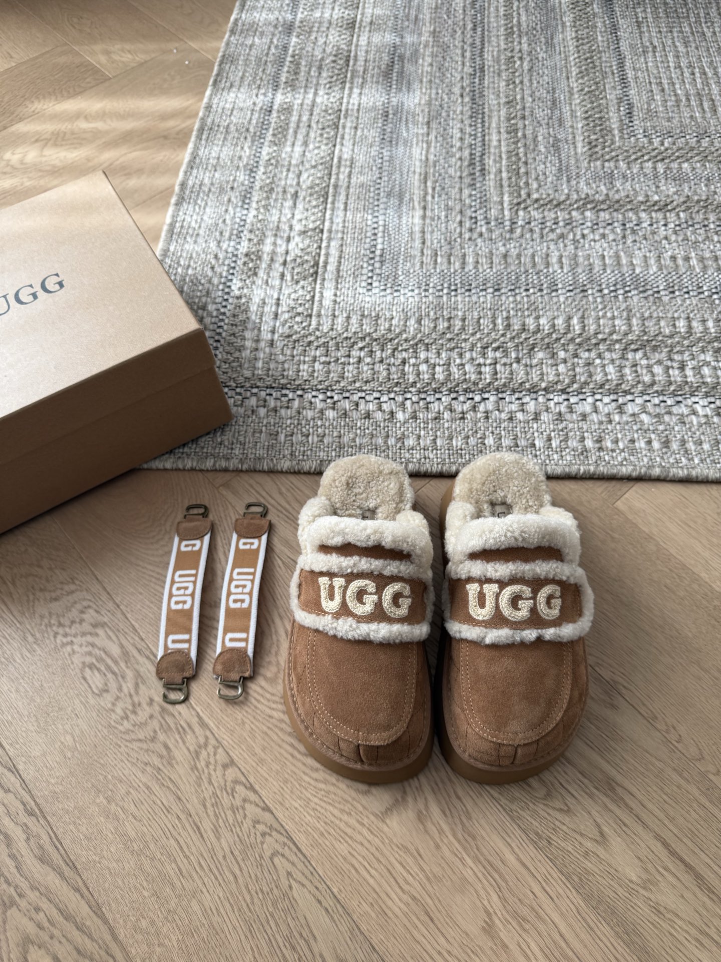 🔥新品分享🔍Ug.g 厚底 小香菱格拖配送字母弹力带！四色，35-40码！