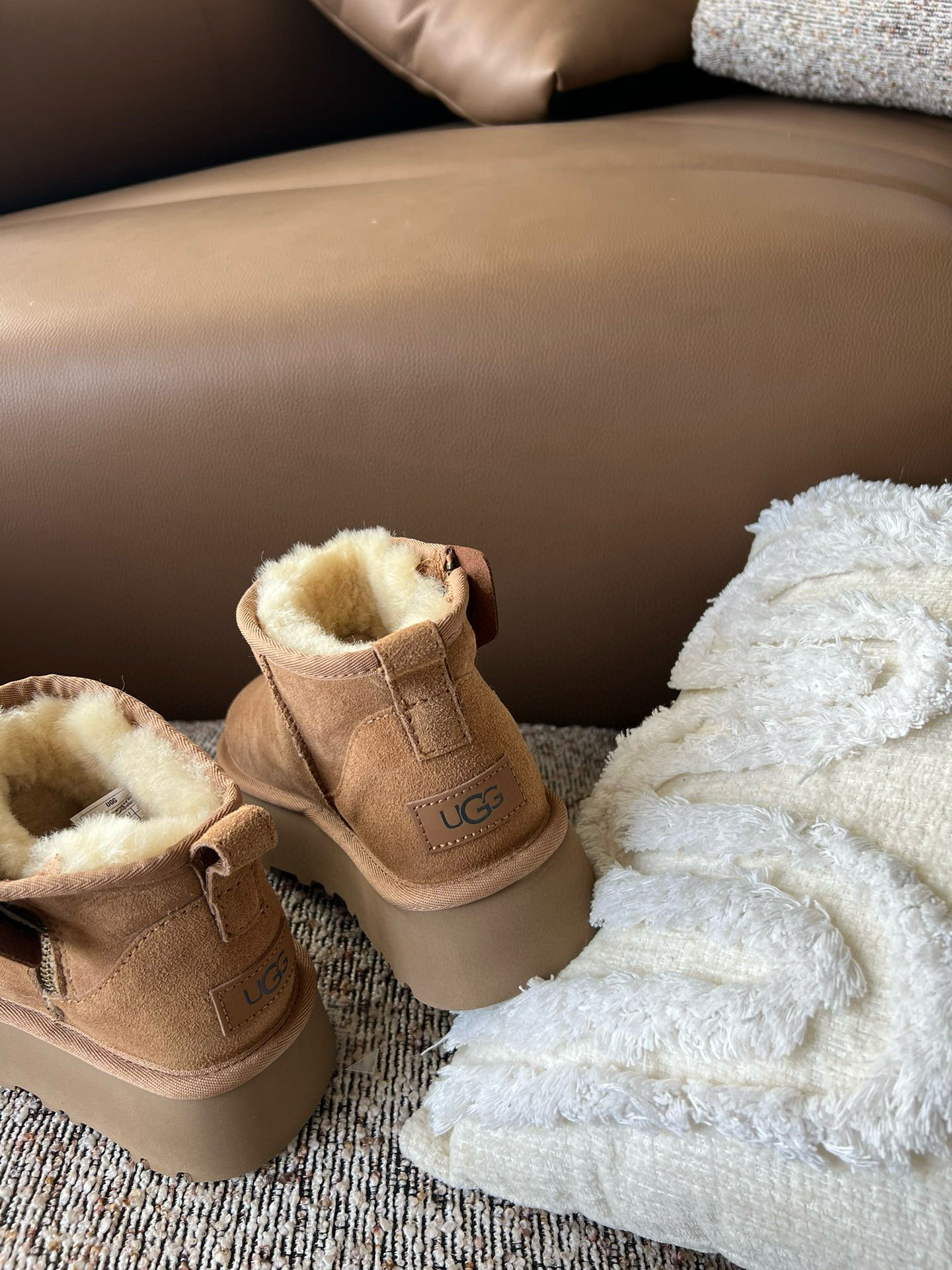 🔥𝐔𝐆.官网同步上新厚底/皮标侧拉链雪地靴顶级版本❕Size：35-40
