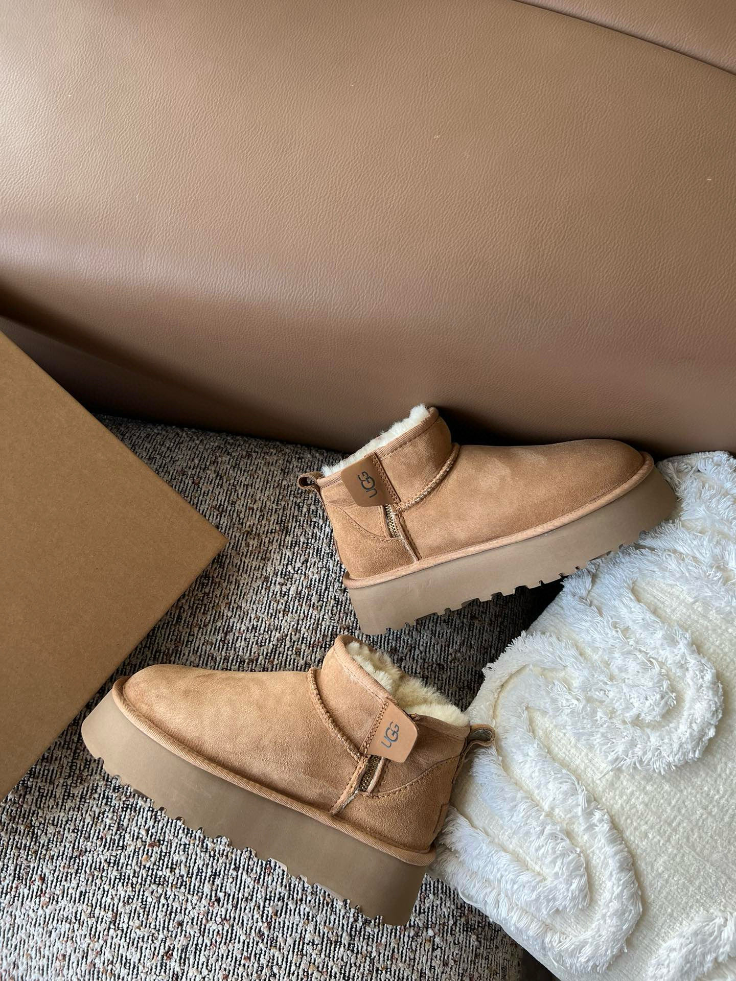 🔥𝐔𝐆.官网同步上新厚底/皮标侧拉链雪地靴顶级版本❕Size：35-40