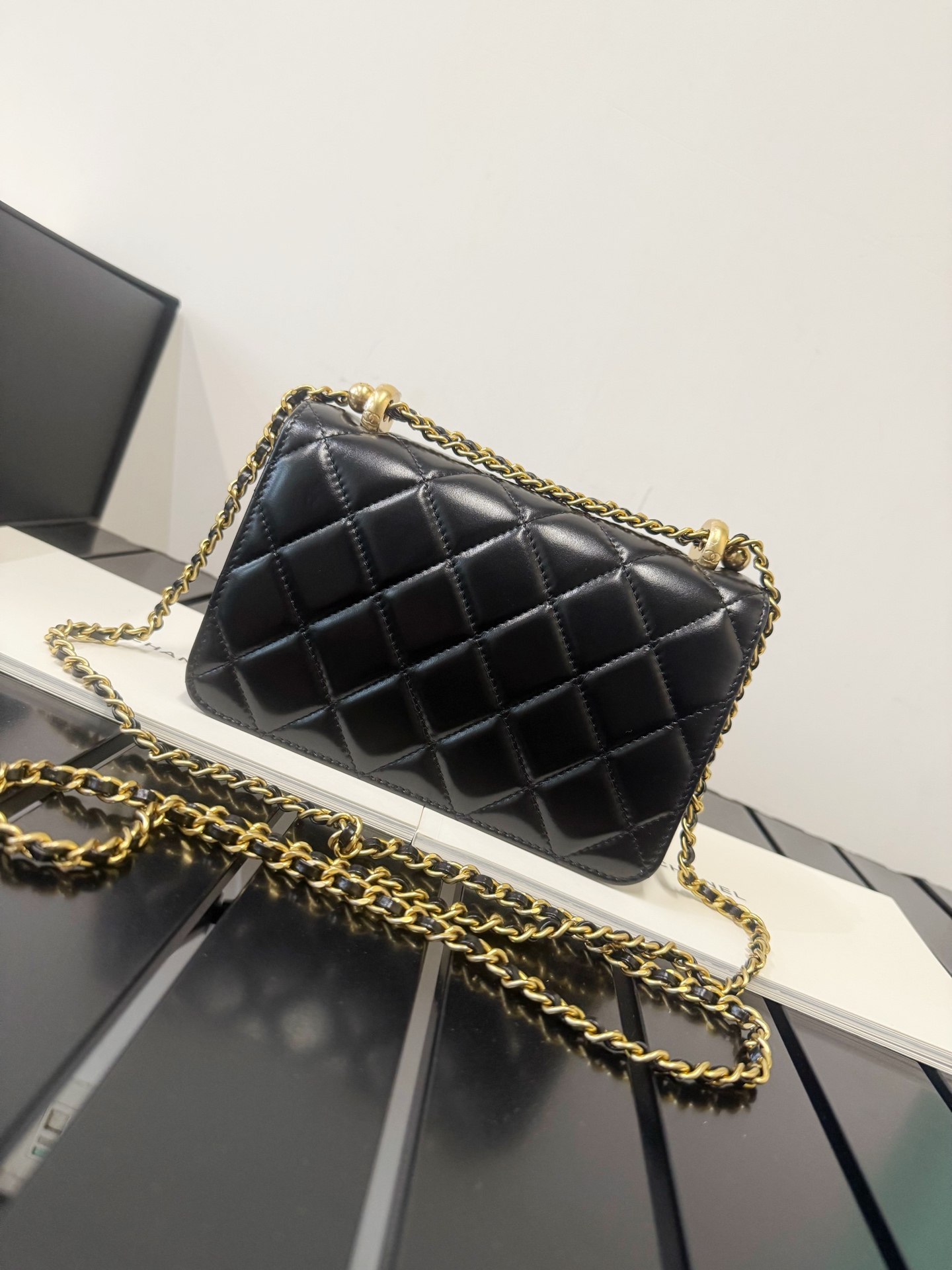 p950。𝗖𝗛𝗔𝗡𝗘1✦ 法国🇫🇷 𝐇𝐚𝐚𝐬原厂牛皮 
采用平滑的原厂光面小牛皮✨手感细腻且有光泽感 搭配做旧五金，轻松塑造出复古优雅又不失时髦的𝒇𝒆𝒆𝒍 每一个细节都散发着精致感，低调而高级说的就是它了🩷

型号：AS2615
尺寸：12×19×8cm
