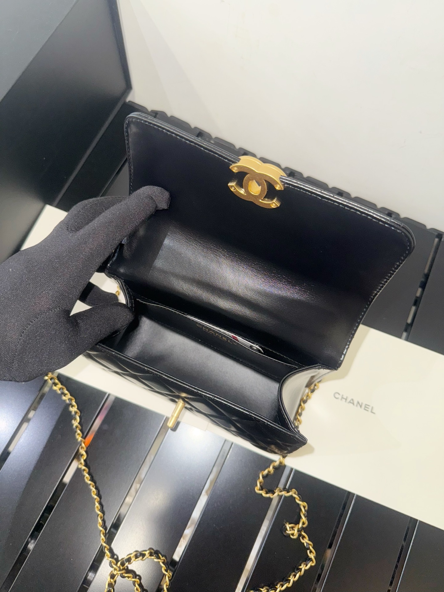 p950。𝗖𝗛𝗔𝗡𝗘1✦ 法国🇫🇷 𝐇𝐚𝐚𝐬原厂牛皮 
采用平滑的原厂光面小牛皮✨手感细腻且有光泽感 搭配做旧五金，轻松塑造出复古优雅又不失时髦的𝒇𝒆𝒆𝒍 每一个细节都散发着精致感，低调而高级说的就是它了🩷

型号：AS2615
尺寸：12×19×8cm
