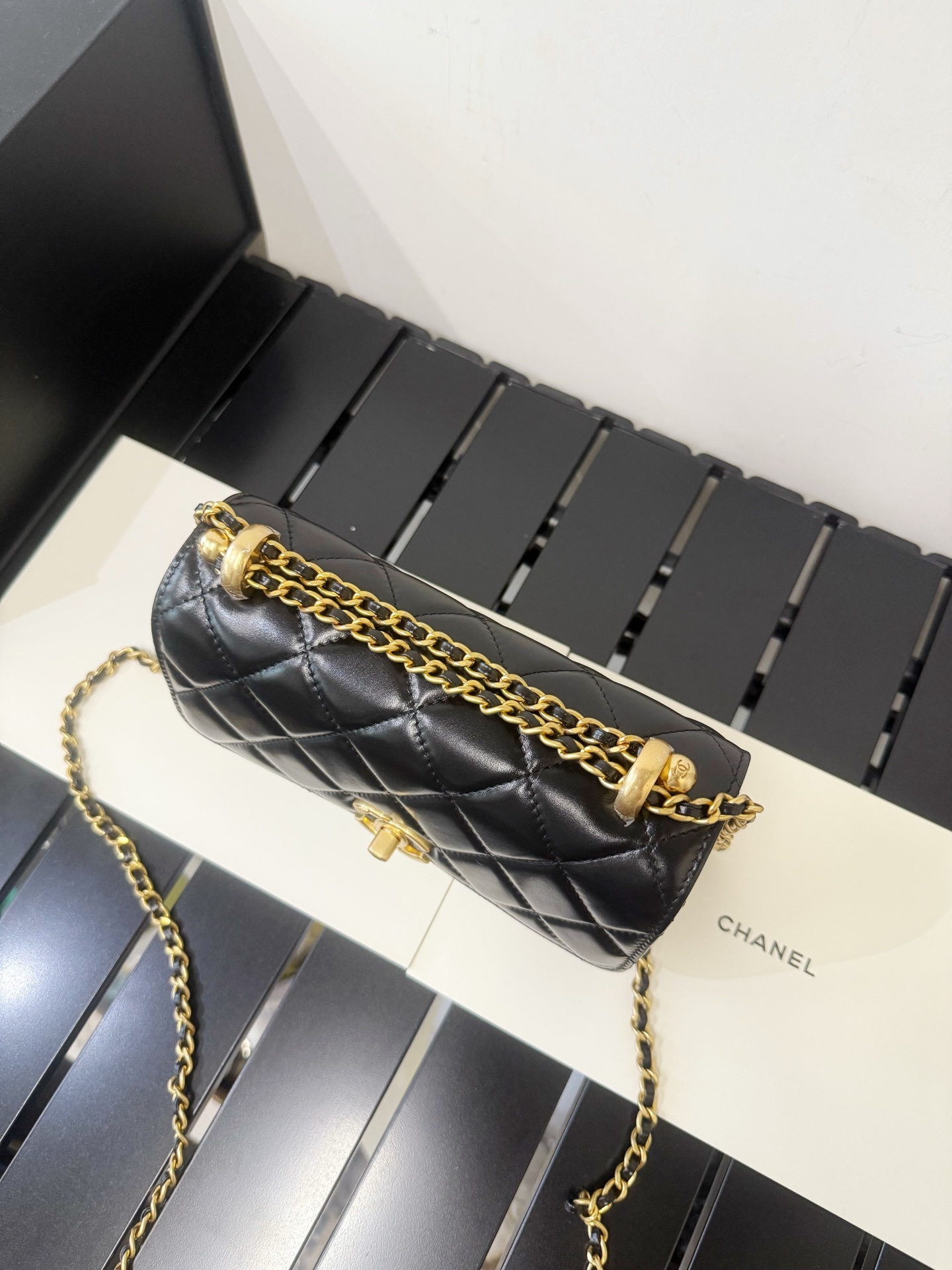 p950。𝗖𝗛𝗔𝗡𝗘1✦ 法国🇫🇷 𝐇𝐚𝐚𝐬原厂牛皮 
采用平滑的原厂光面小牛皮✨手感细腻且有光泽感 搭配做旧五金，轻松塑造出复古优雅又不失时髦的𝒇𝒆𝒆𝒍 每一个细节都散发着精致感，低调而高级说的就是它了🩷

型号：AS2615
尺寸：12×19×8cm
