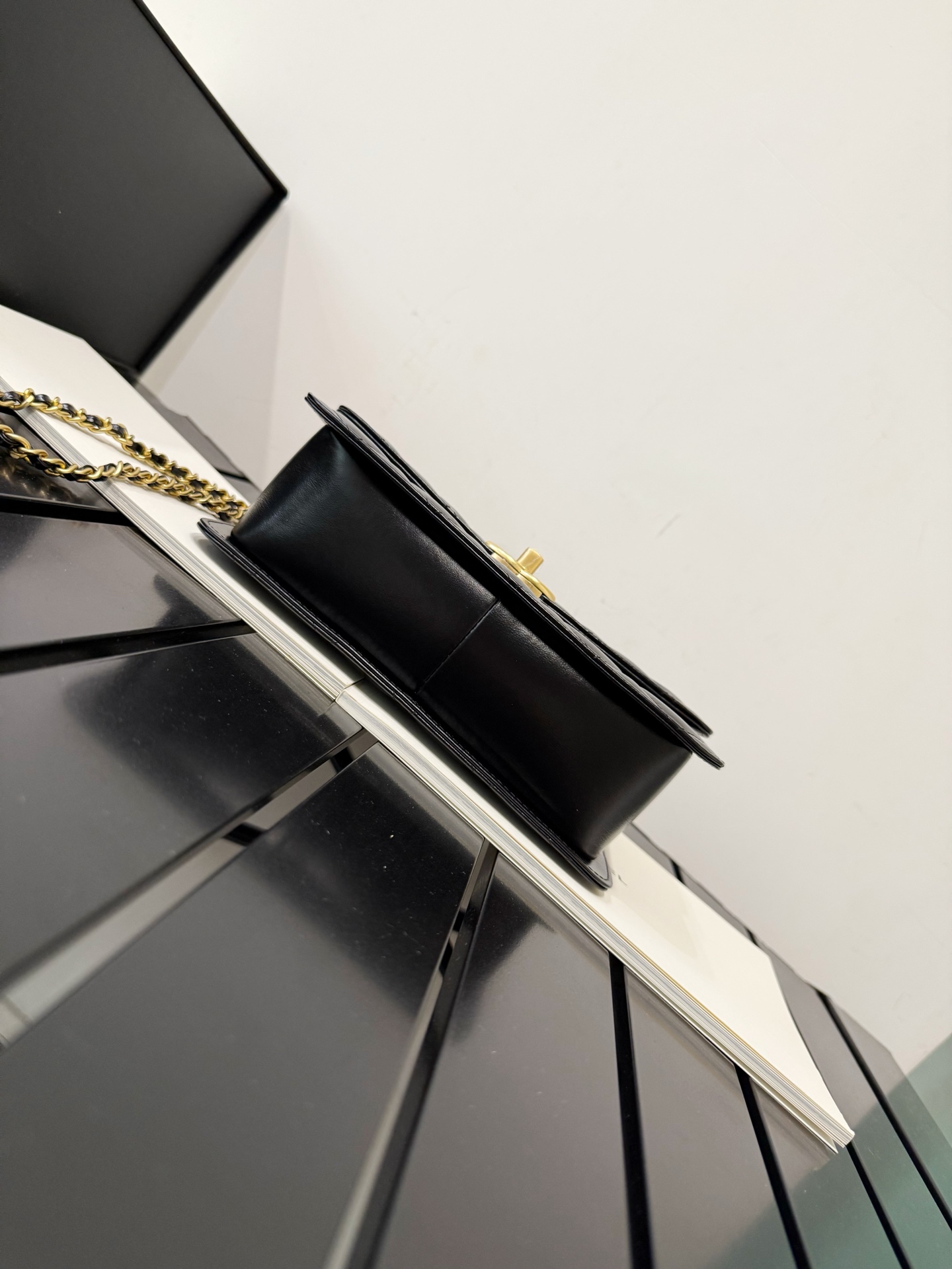 p1000。法国🇫🇷 𝐇𝐚𝐚𝐬原厂 原厂牛皮 22.5cm 采用平滑的原厂光面小牛皮✨手感细腻且有光泽感 搭配做旧五金，轻松塑造出复古优雅又不失时髦的𝒇𝒆𝒆𝒍 每一个细节都散发着精致感，低调而高级说的就是它了♨

型号：AS2649
尺寸：14.5×22.5×8cm
