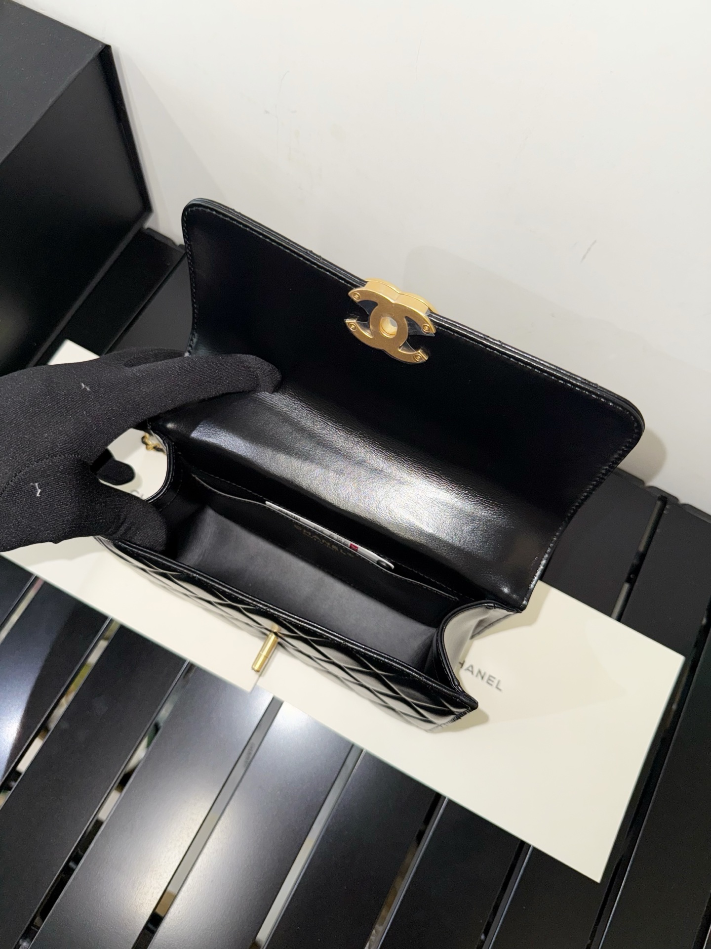 p1000。法国🇫🇷 𝐇𝐚𝐚𝐬原厂 原厂牛皮 22.5cm 采用平滑的原厂光面小牛皮✨手感细腻且有光泽感 搭配做旧五金，轻松塑造出复古优雅又不失时髦的𝒇𝒆𝒆𝒍 每一个细节都散发着精致感，低调而高级说的就是它了♨

型号：AS2649
尺寸：14.5×22.5×8cm
