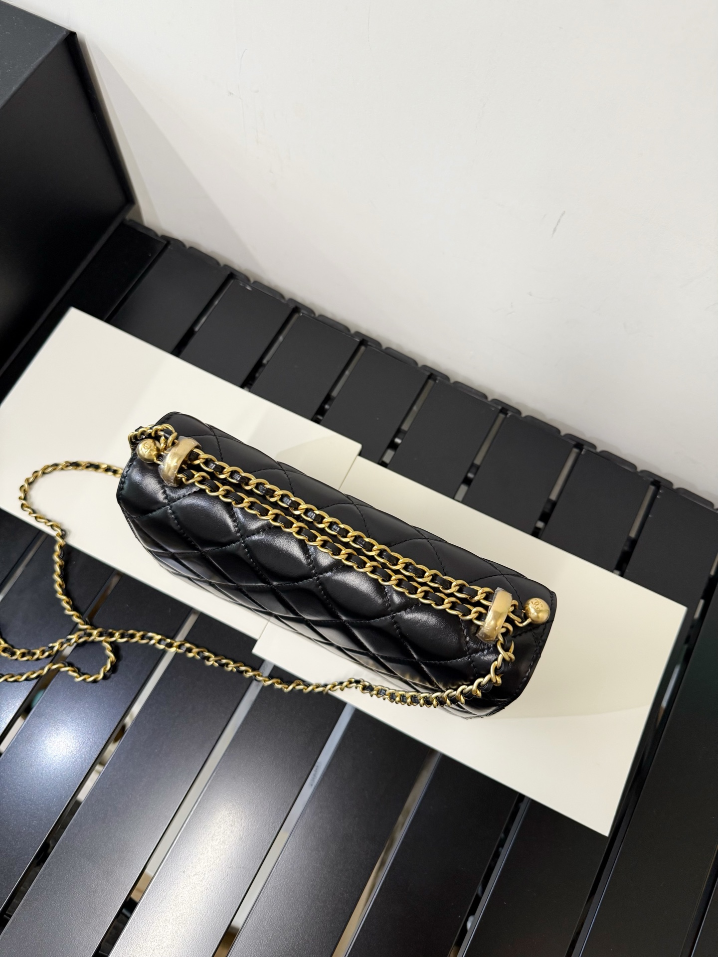 p1000。法国🇫🇷 𝐇𝐚𝐚𝐬原厂 原厂牛皮 22.5cm 采用平滑的原厂光面小牛皮✨手感细腻且有光泽感 搭配做旧五金，轻松塑造出复古优雅又不失时髦的𝒇𝒆𝒆𝒍 每一个细节都散发着精致感，低调而高级说的就是它了♨

型号：AS2649
尺寸：14.5×22.5×8cm
