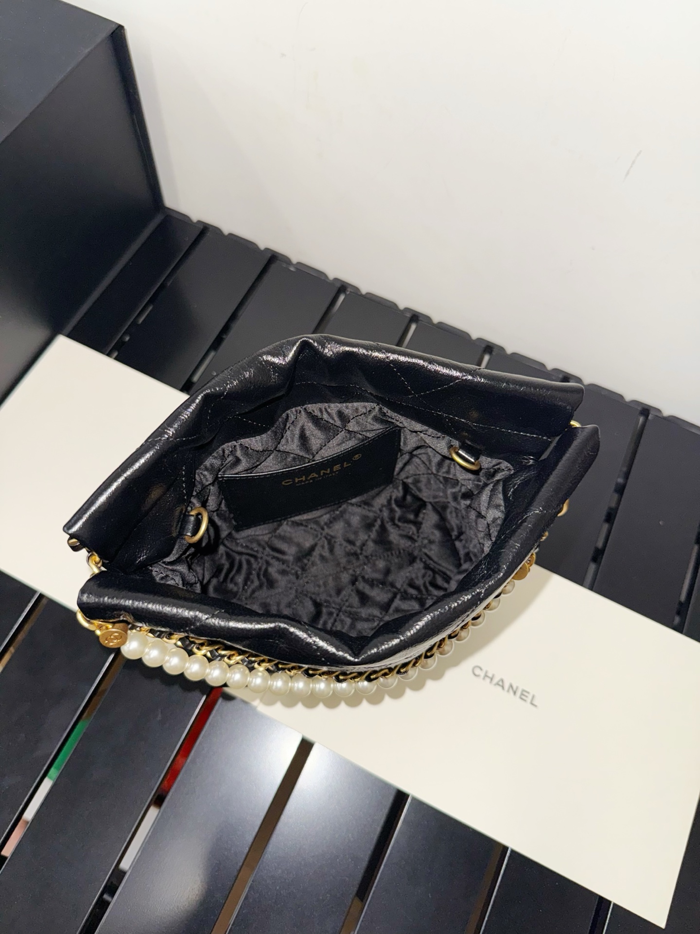 p950。22bagmini 珍珠拉链 正版皱纹皮 意大利🇮🇹原厂 Hass 皮采用全钢五金可拆卸肩带《Montebello 》胎牛皮，纯植物水染工艺，皮面底光通透，光泽由内透外～毛孔清晰细腻，上等的一级好皮～搭配纯铜胚做旧复古砂金。

尺寸：19×20×6cm 
型号:  AS3980
