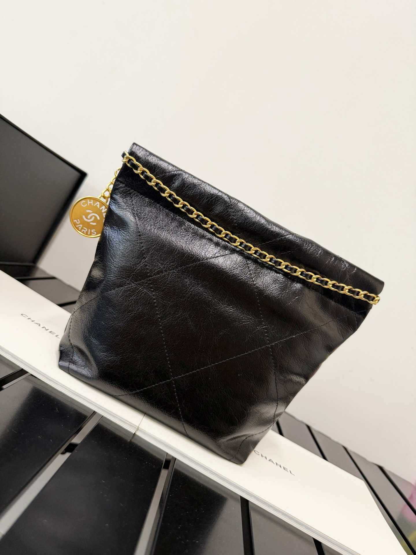 p950。22bagmini 珍珠拉链 正版皱纹皮 意大利🇮🇹原厂 Hass 皮采用全钢五金可拆卸肩带《Montebello 》胎牛皮，纯植物水染工艺，皮面底光通透，光泽由内透外～毛孔清晰细腻，上等的一级好皮～搭配纯铜胚做旧复古砂金。

尺寸：19×20×6cm 
型号:  AS3980
