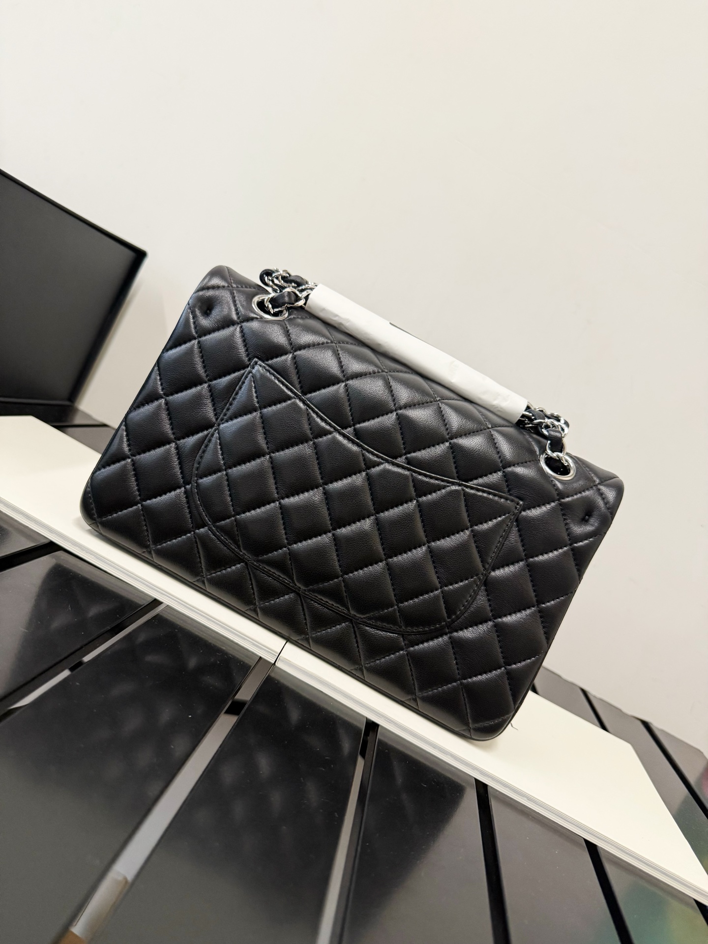 p1050。经典永恒♾️Chanel CF黑羊银扣 中号 
油性质感溢屏而出～～菱格手感肉感结实，独家顶级纯钢材质五金，色泽高级对味～

尺寸：15.5×25.5×6.5cm
型号：AS1112
