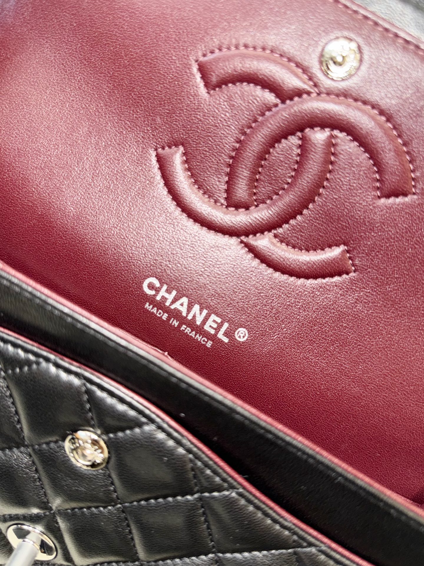 p1050。经典永恒♾️Chanel CF黑羊银扣 中号 
油性质感溢屏而出～～菱格手感肉感结实，独家顶级纯钢材质五金，色泽高级对味～

尺寸：15.5×25.5×6.5cm
型号：AS1112
