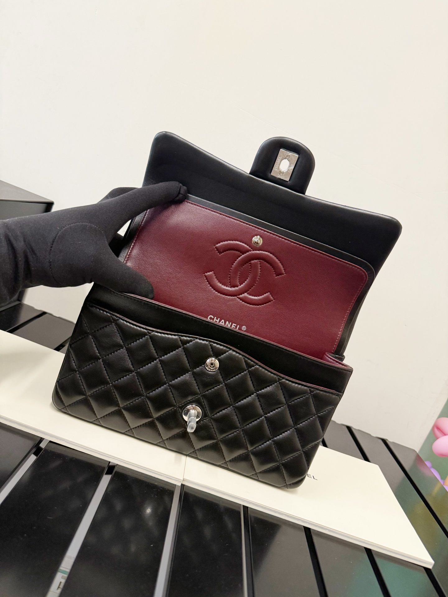 p1050。经典永恒♾️Chanel CF黑羊银扣 中号 
油性质感溢屏而出～～菱格手感肉感结实，独家顶级纯钢材质五金，色泽高级对味～

尺寸：15.5×25.5×6.5cm
型号：AS1112
