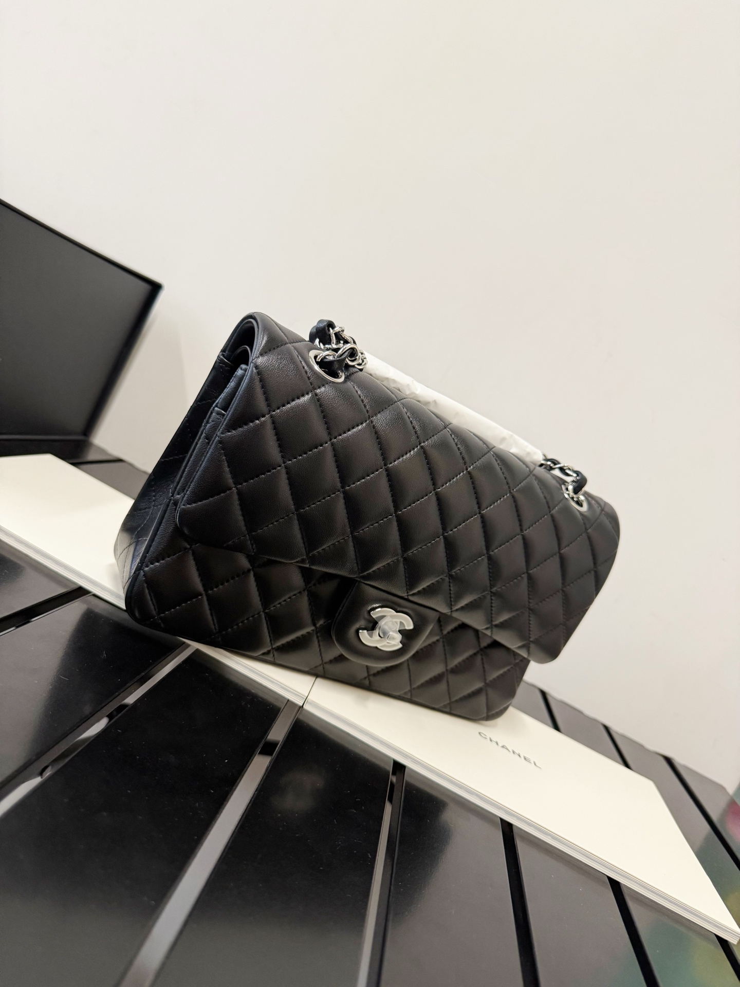 p1050。经典永恒♾️Chanel CF黑羊银扣 中号 
油性质感溢屏而出～～菱格手感肉感结实，独家顶级纯钢材质五金，色泽高级对味～

尺寸：15.5×25.5×6.5cm
型号：AS1112

