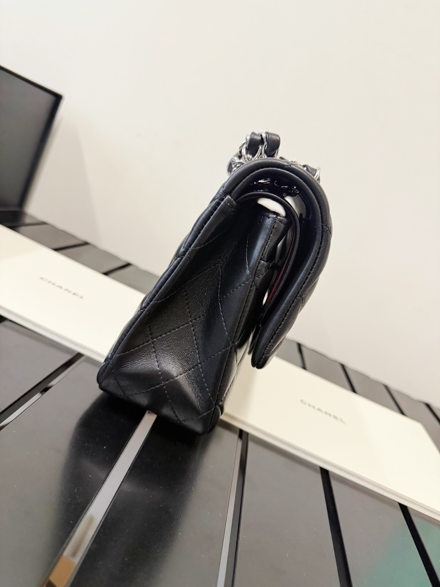 p1050。经典永恒♾️Chanel CF黑羊银扣 中号 
油性质感溢屏而出～～菱格手感肉感结实，独家顶级纯钢材质五金，色泽高级对味～

尺寸：15.5×25.5×6.5cm
型号：AS1112
