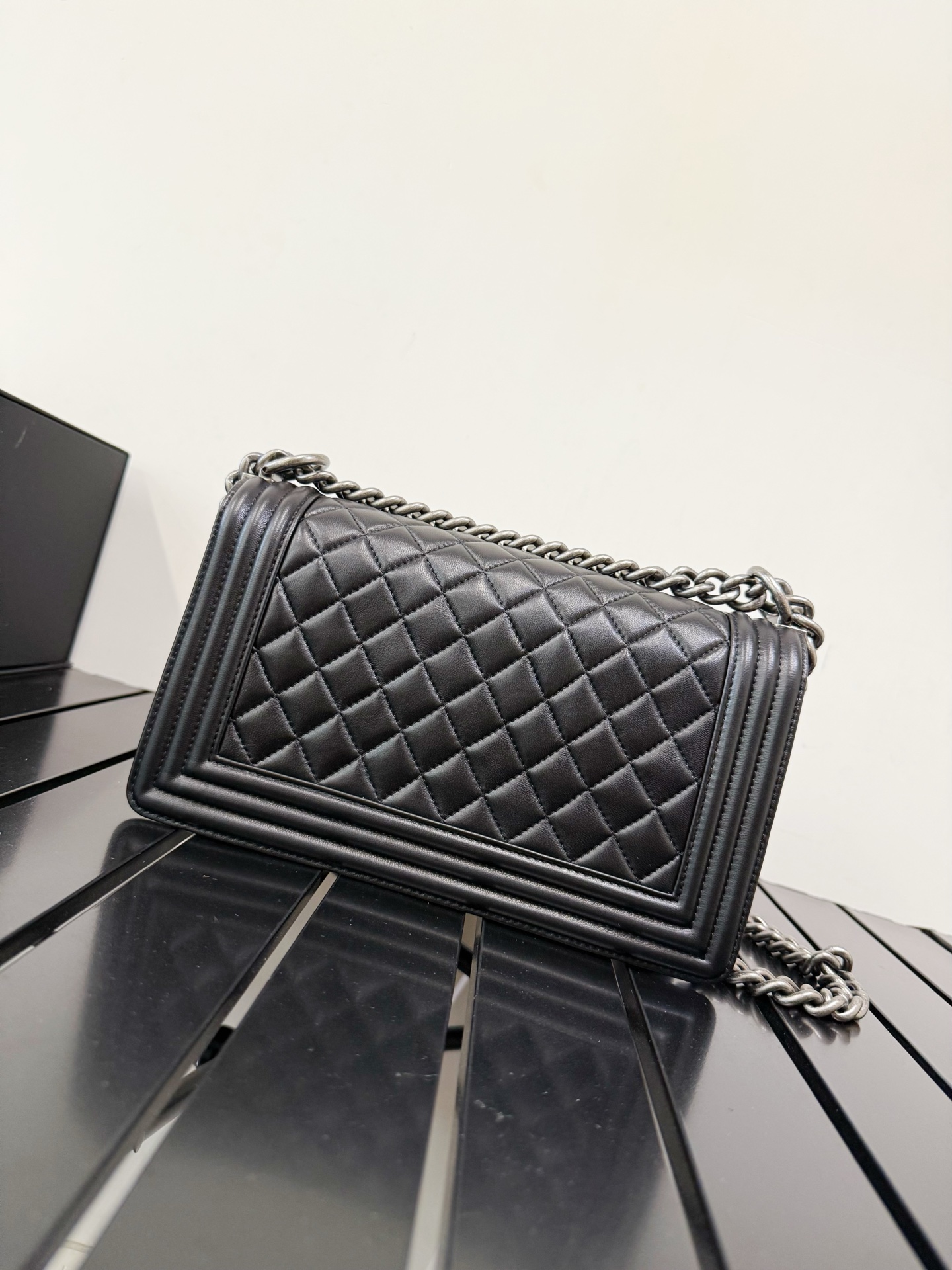 p1000。𝗟𝗲𝗯𝗼𝘆 小羊皮黑银中号🖤25cm 原厂皮
法国🇫🇷渠道小羊皮，纹路细腻自然，皮质纤细底光通透，率性女人味十足。设计灵感源于创始人背挎的狩猎子弹夹，以嘉柏丽尔·香奈#儿 的一生挚爱“Boy Capel”命名。正是中性、帅气、勇敢、率真的象征！
  
型号:  A67086羊银
尺寸:  15×25×9cm
