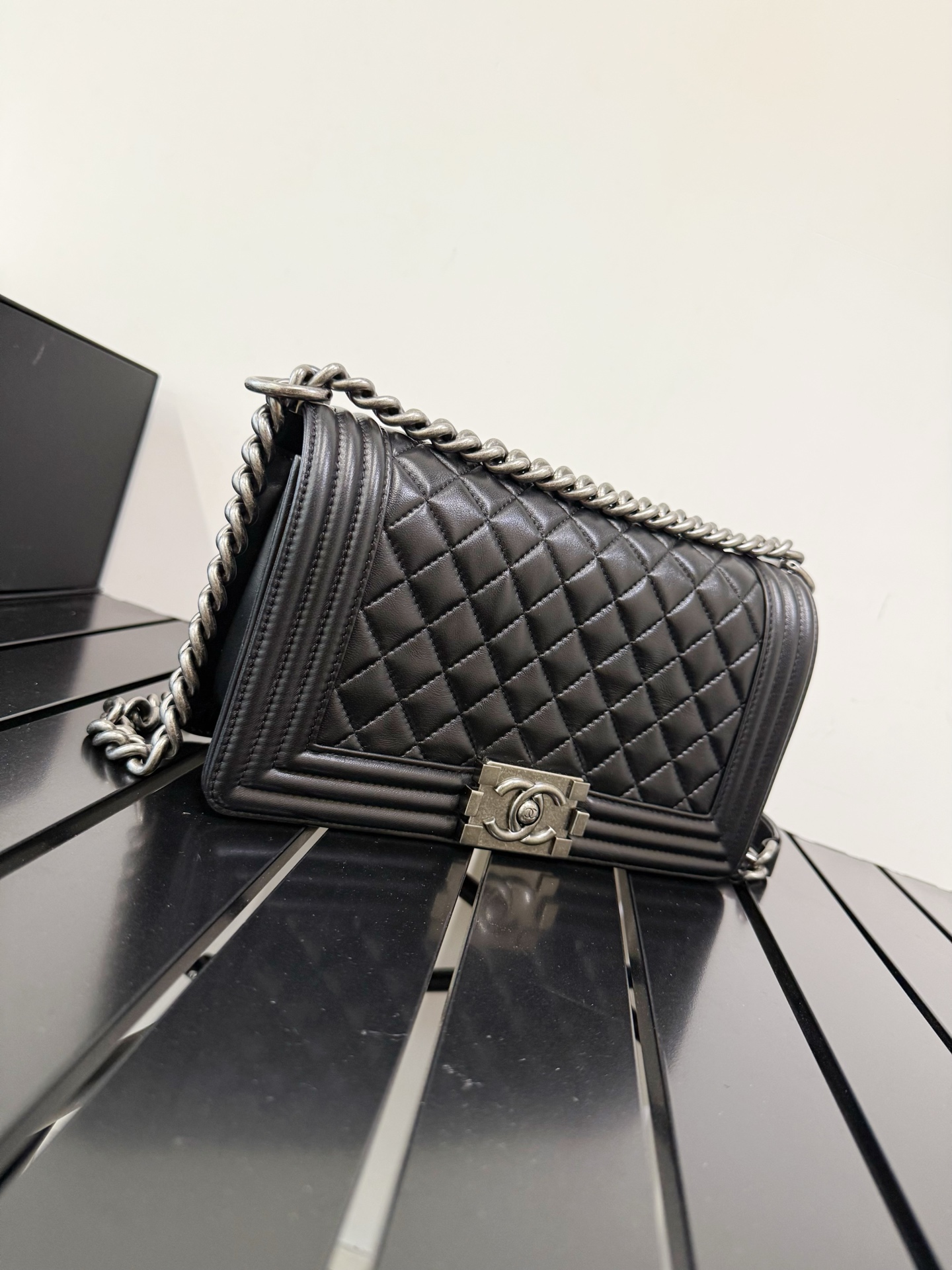 p1000。𝗟𝗲𝗯𝗼𝘆 小羊皮黑银中号🖤25cm 原厂皮
法国🇫🇷渠道小羊皮，纹路细腻自然，皮质纤细底光通透，率性女人味十足。设计灵感源于创始人背挎的狩猎子弹夹，以嘉柏丽尔·香奈#儿 的一生挚爱“Boy Capel”命名。正是中性、帅气、勇敢、率真的象征！
  
型号:  A67086羊银
尺寸:  15×25×9cm
